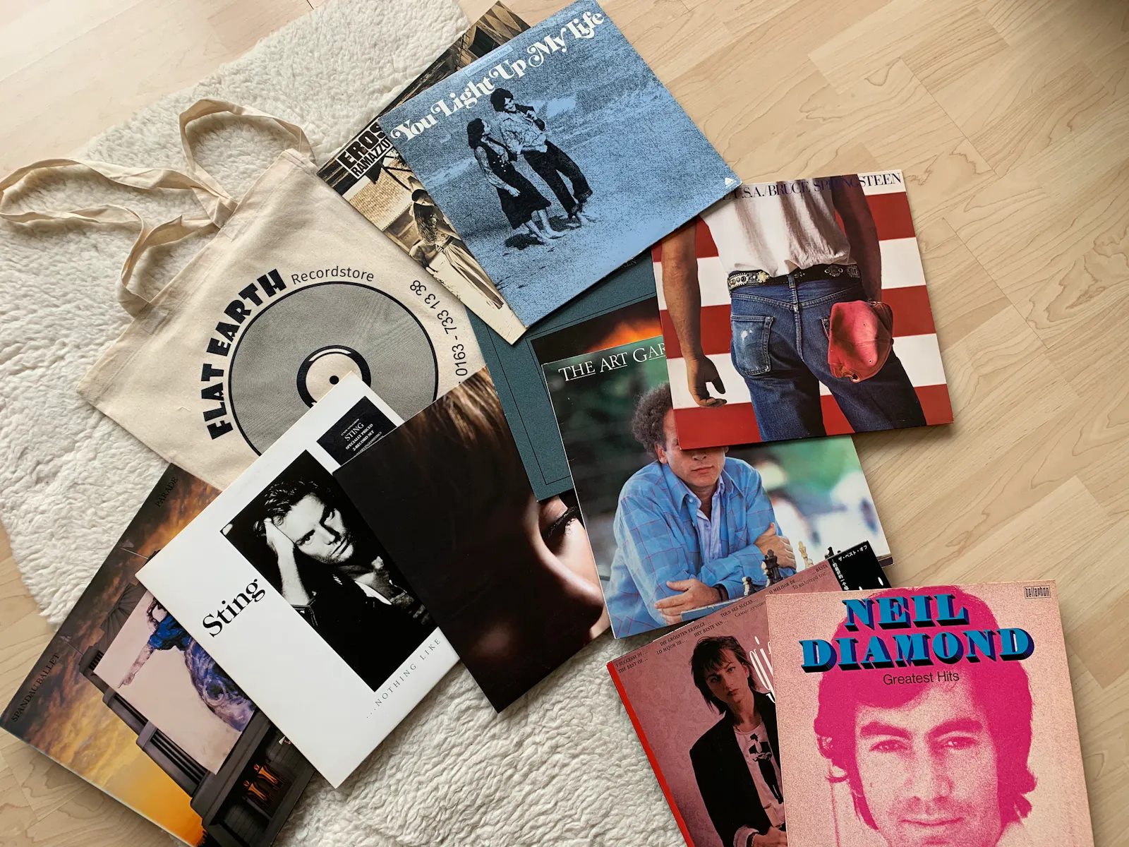 Diverse Schallplatten auf dem Boden ausgebreitet.