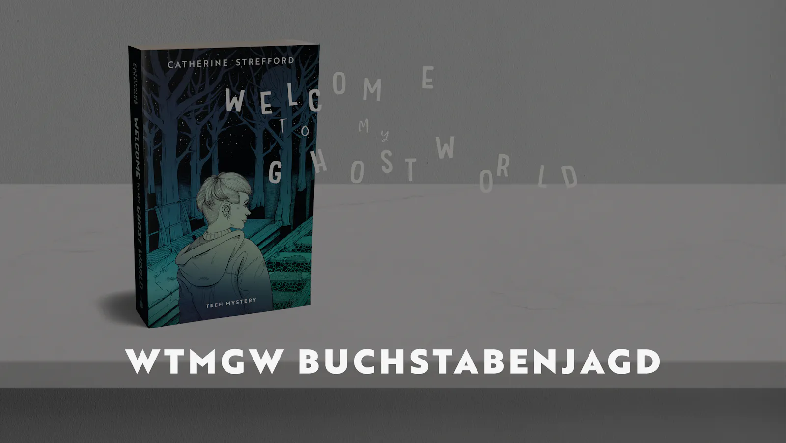Auf einer hellen Tischplatte steht das Taschenbuch von "Welcome to my Ghost World". Der Titel ist nicht wie sonst auf dem Cover, sondern die einzelnen Buchstaben lösen sich davon und fliegen weg.
Darunter der Titel: WTMGW Buchstabenjagd
