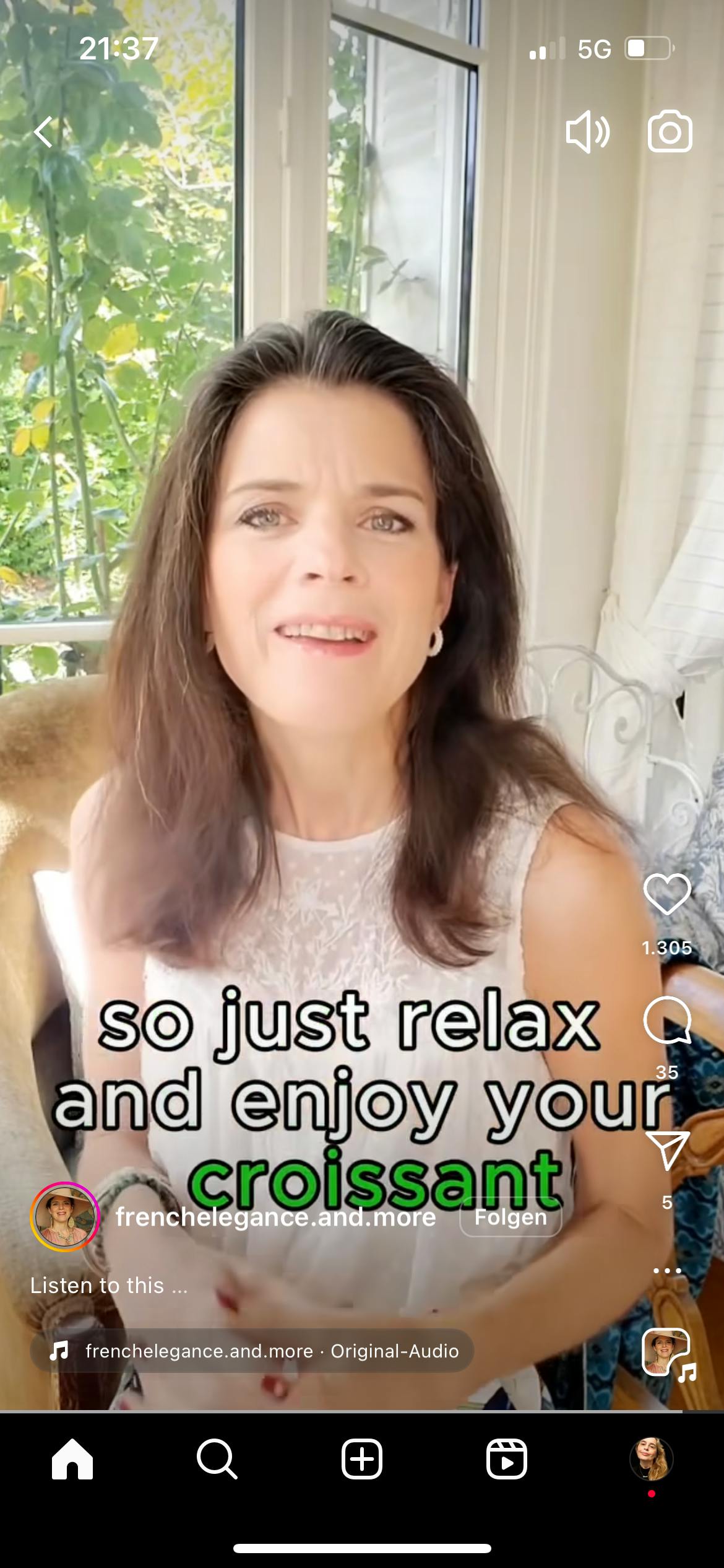 Etwas manisch blickende Person mit überlegtem Text: So just relax and enjoy your croissant