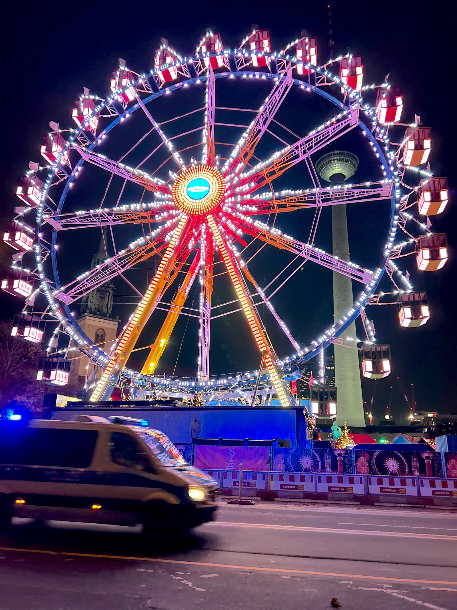Riesenrad, Fernsehturm, Polizeiauto