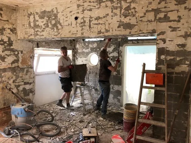Foto zeigt die verwinkelte Gastro-Küche des Café Ruffini im Abriss-Stadium.