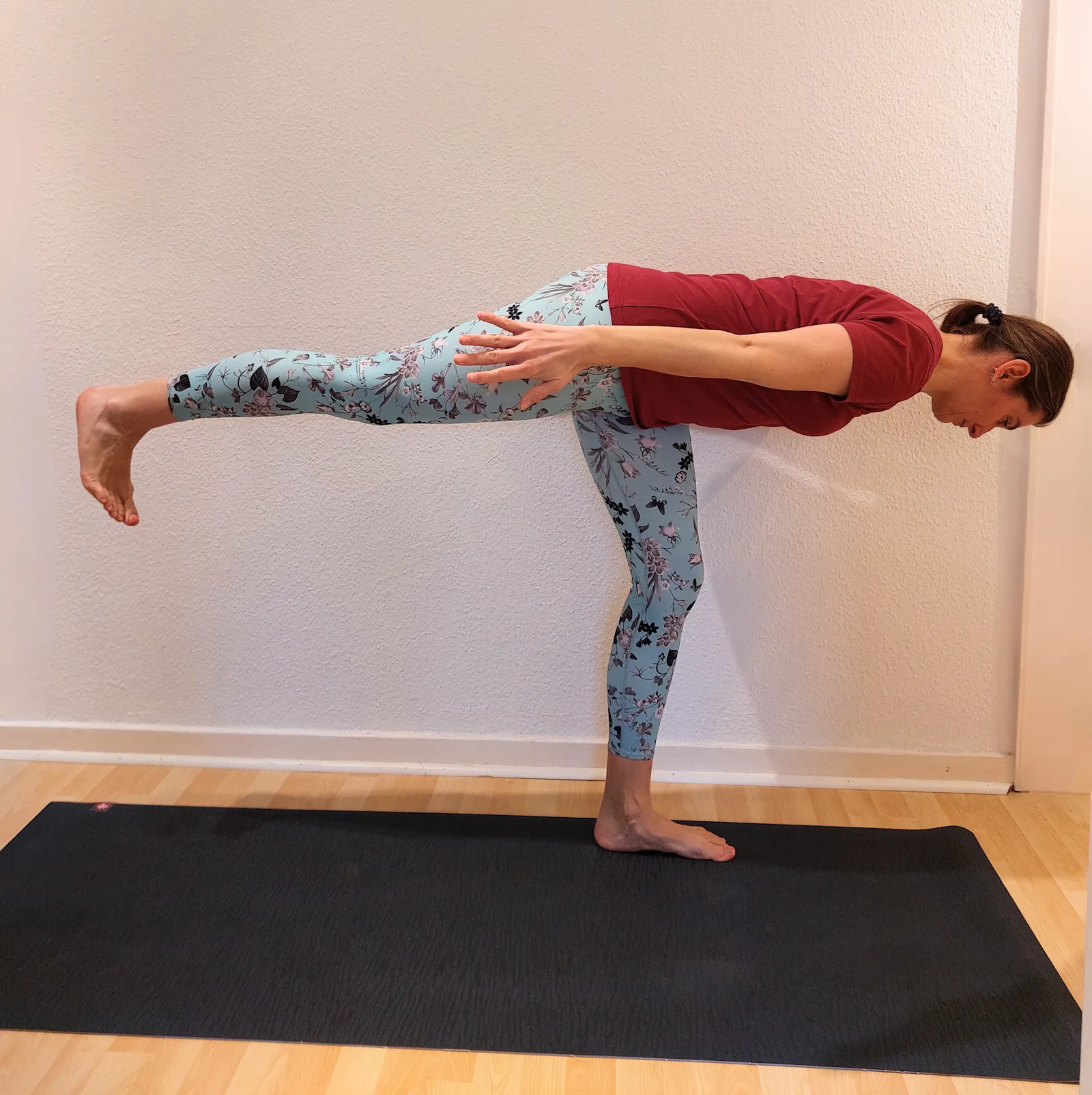 Yogalehrerin Anke im Krieger III