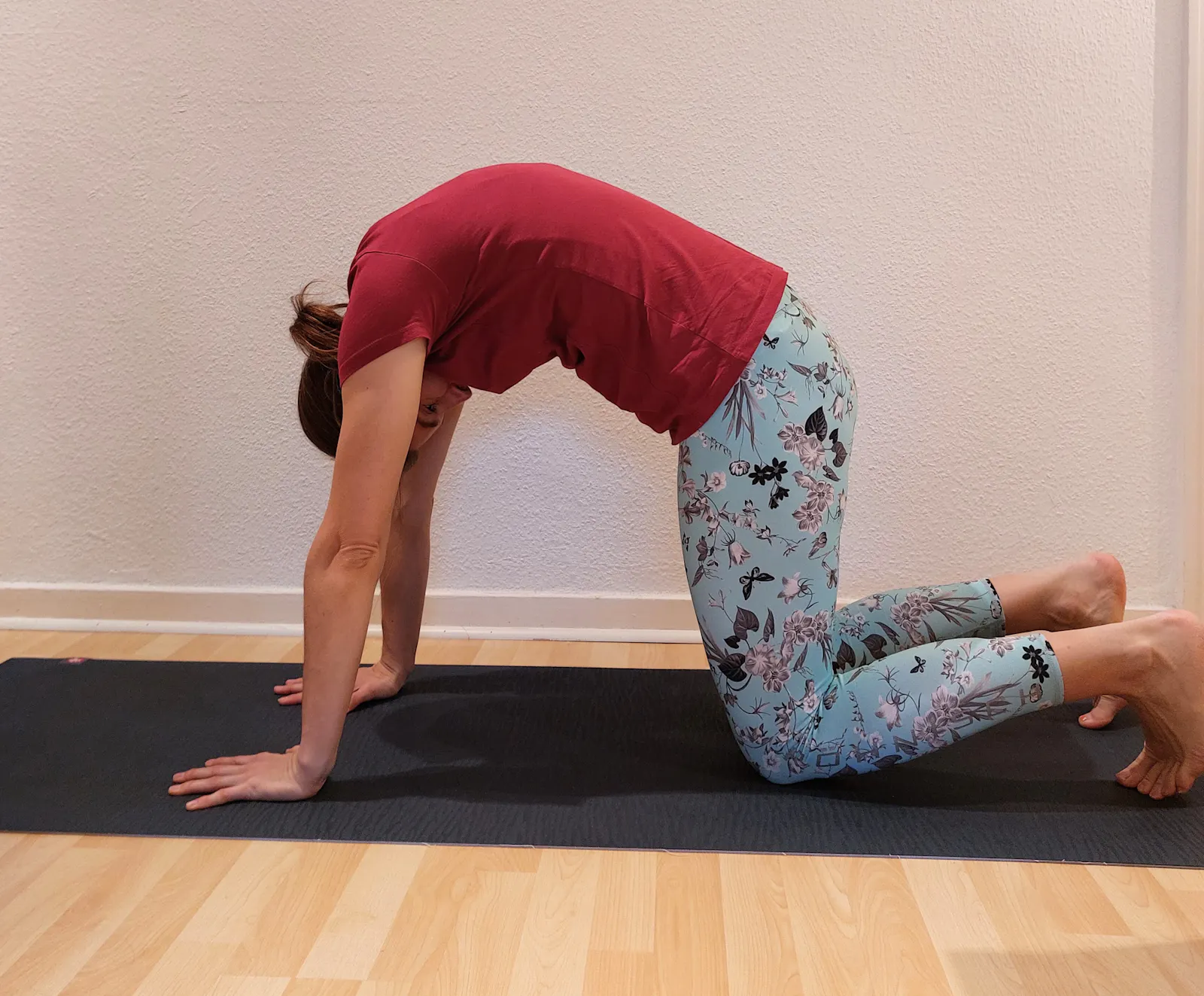 Yogalehrerin Anke in der Haltung "Katze"