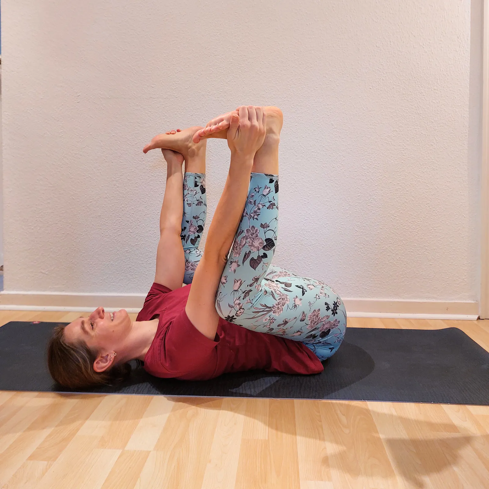 Yogalehrerin Anke in der Haltung "Happy Baby"
