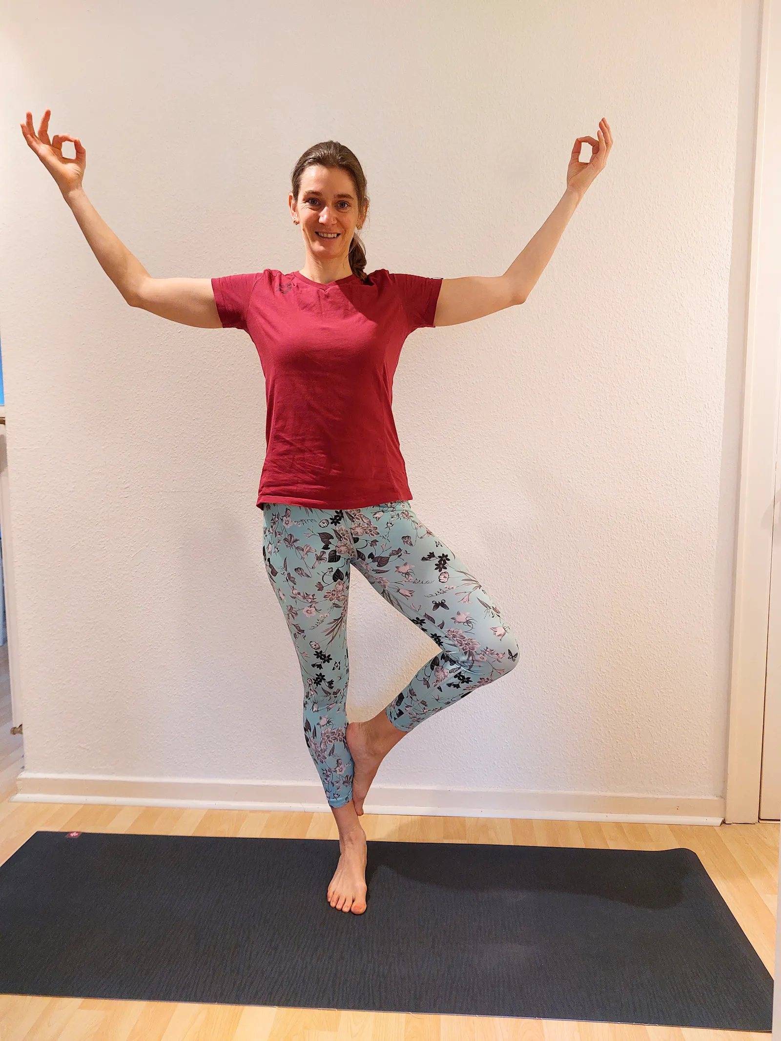 Yogalehrerin Anke im Baum