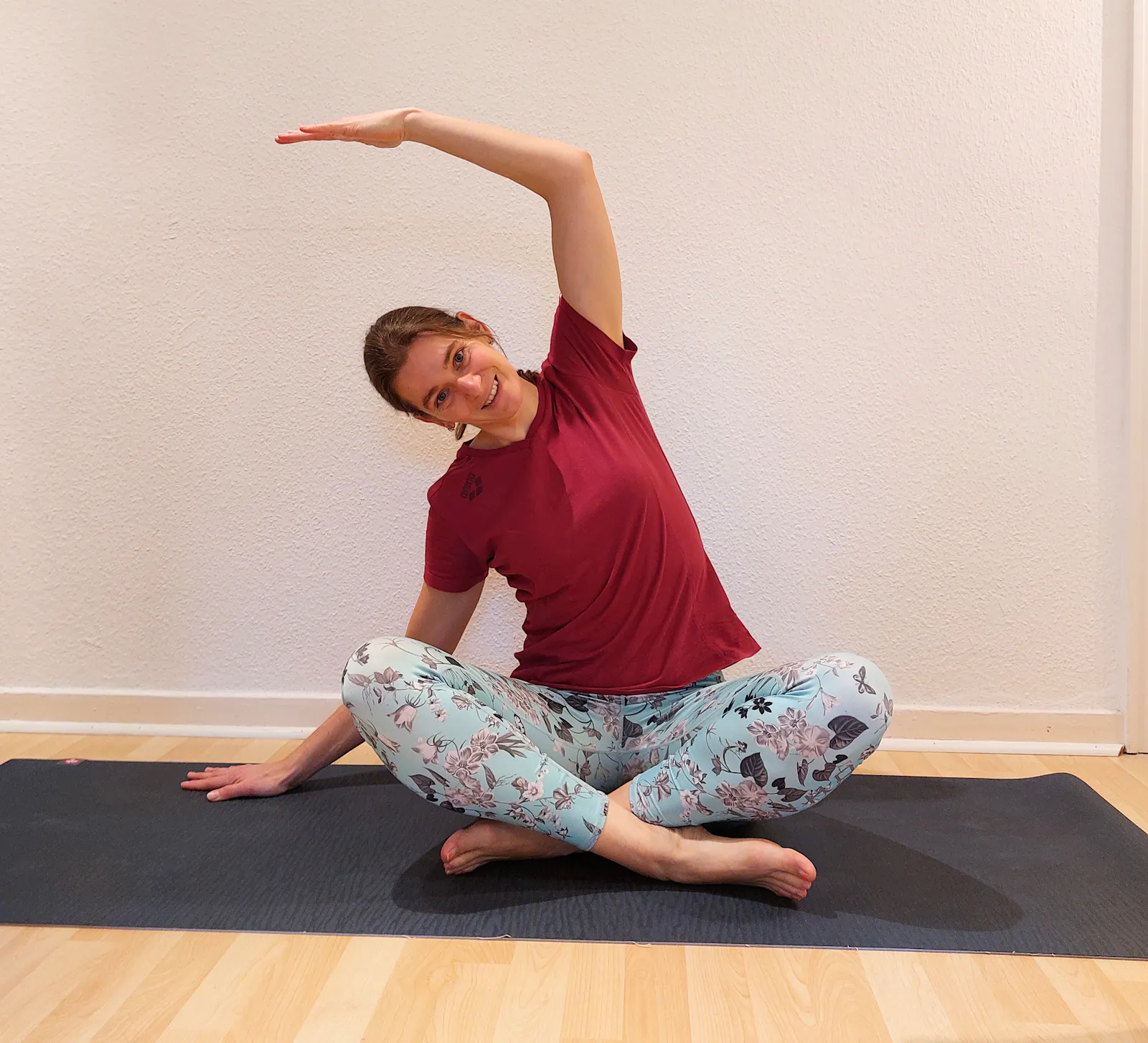 Yogalehrerin Anke, Seitneigung im Sitzen