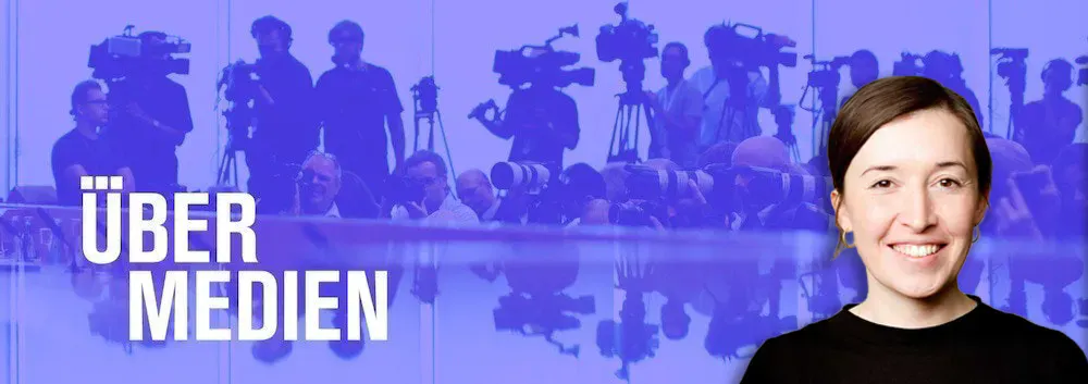 Übermedien-Logo vor vielen Fotografen, daneben Porträt von Übermedien-Redakteurin Lisa Kräher