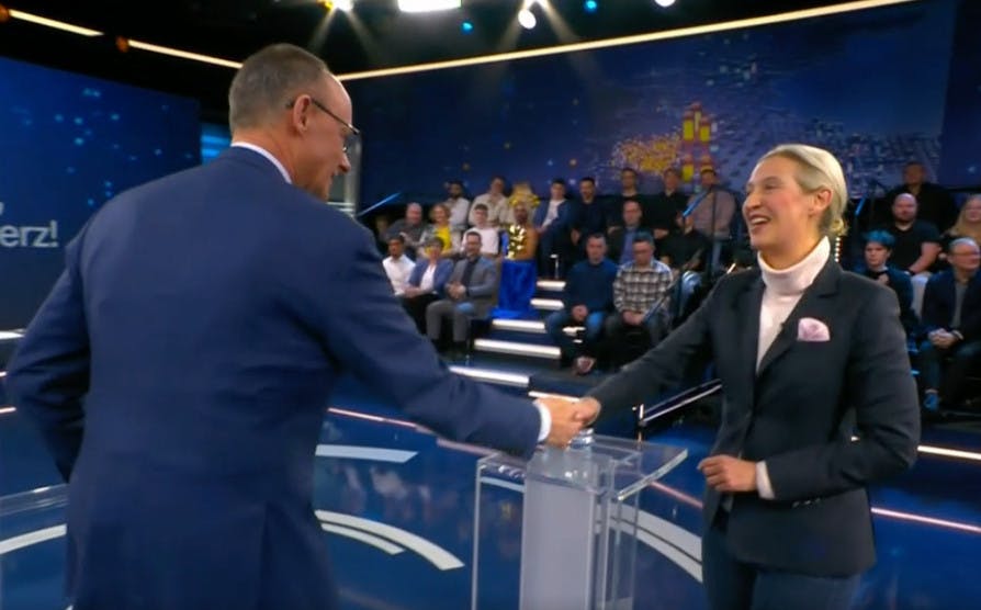Friedrich Merz gibt einer lachenden Alice Weidel im Zuge eines TV-Duells die Hand