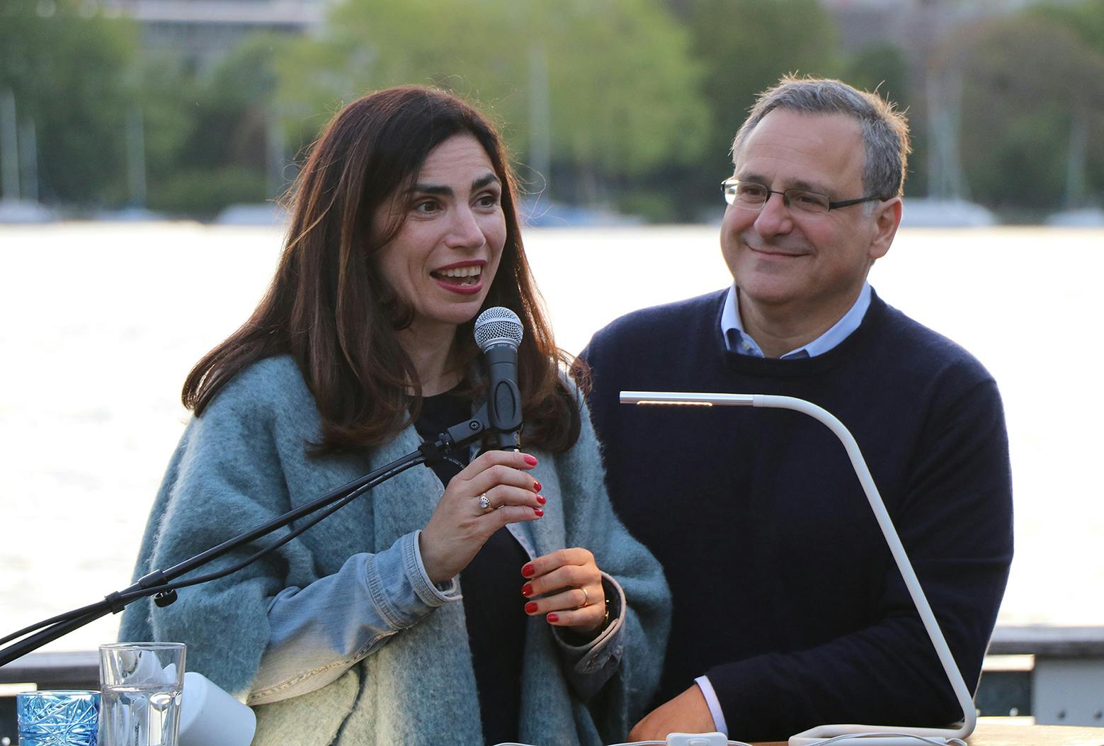 Freedom as a Theme: At the Munich Literature Festival, Dana Grigorcea is curating this year’s central theme—bringing her core focus to the stage. Our profile also explores the literary life she shares with Perikles Monioudis: one shaped by teamwork, multilingualism, and the conviction that art can create freedom.
(Available in Arabic, German, English, French & Spanish)