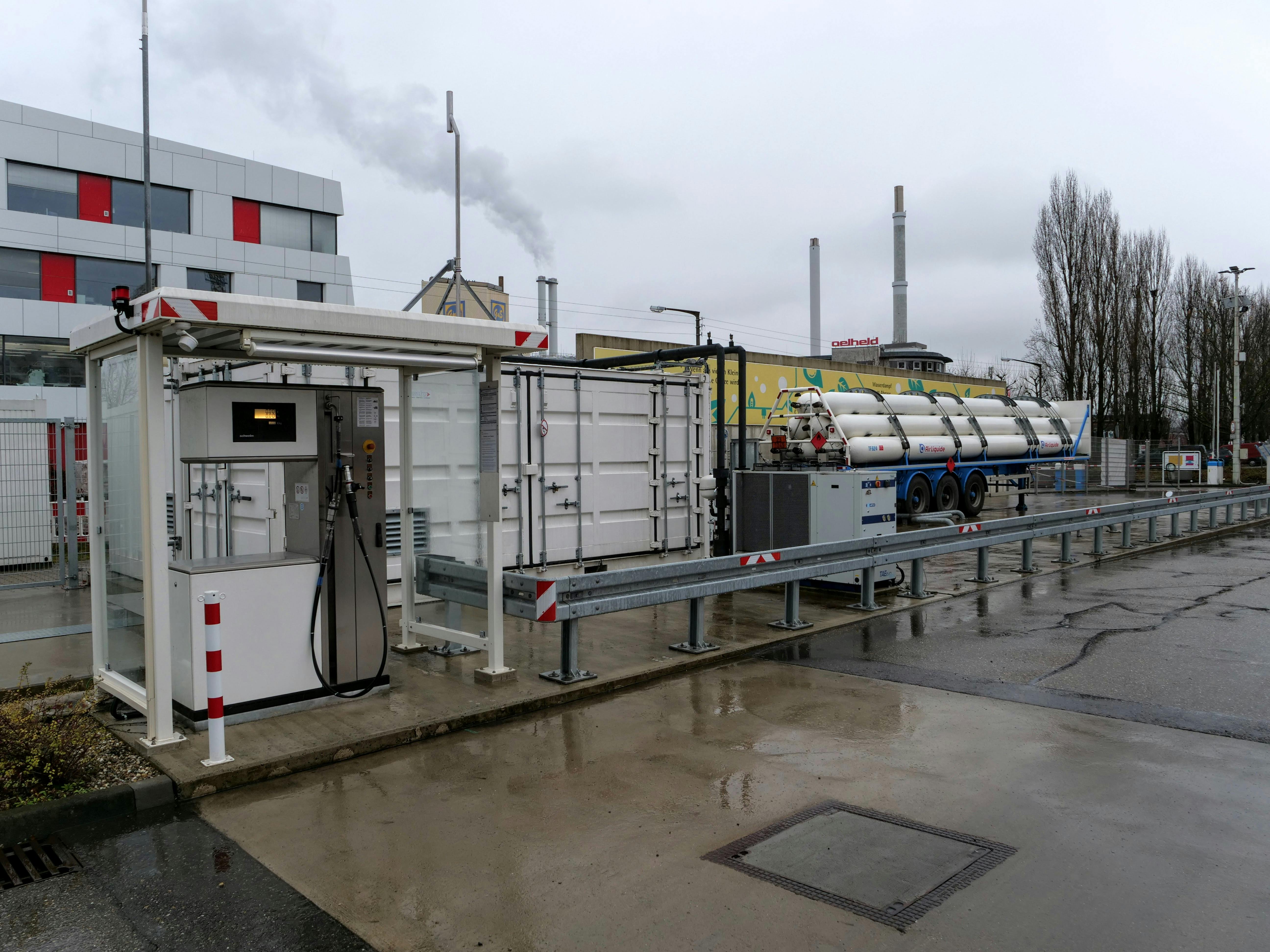 Die Wasserstofftankstelle am SSB-Busbetriebshof Gaisburg wird aktuell noch mit sogenannten Trailern beliefert. Künftig soll hier die noch zu verlegende Wasserstoffpipeline aus dem Hafen enden. Foto: Jürgen Brand