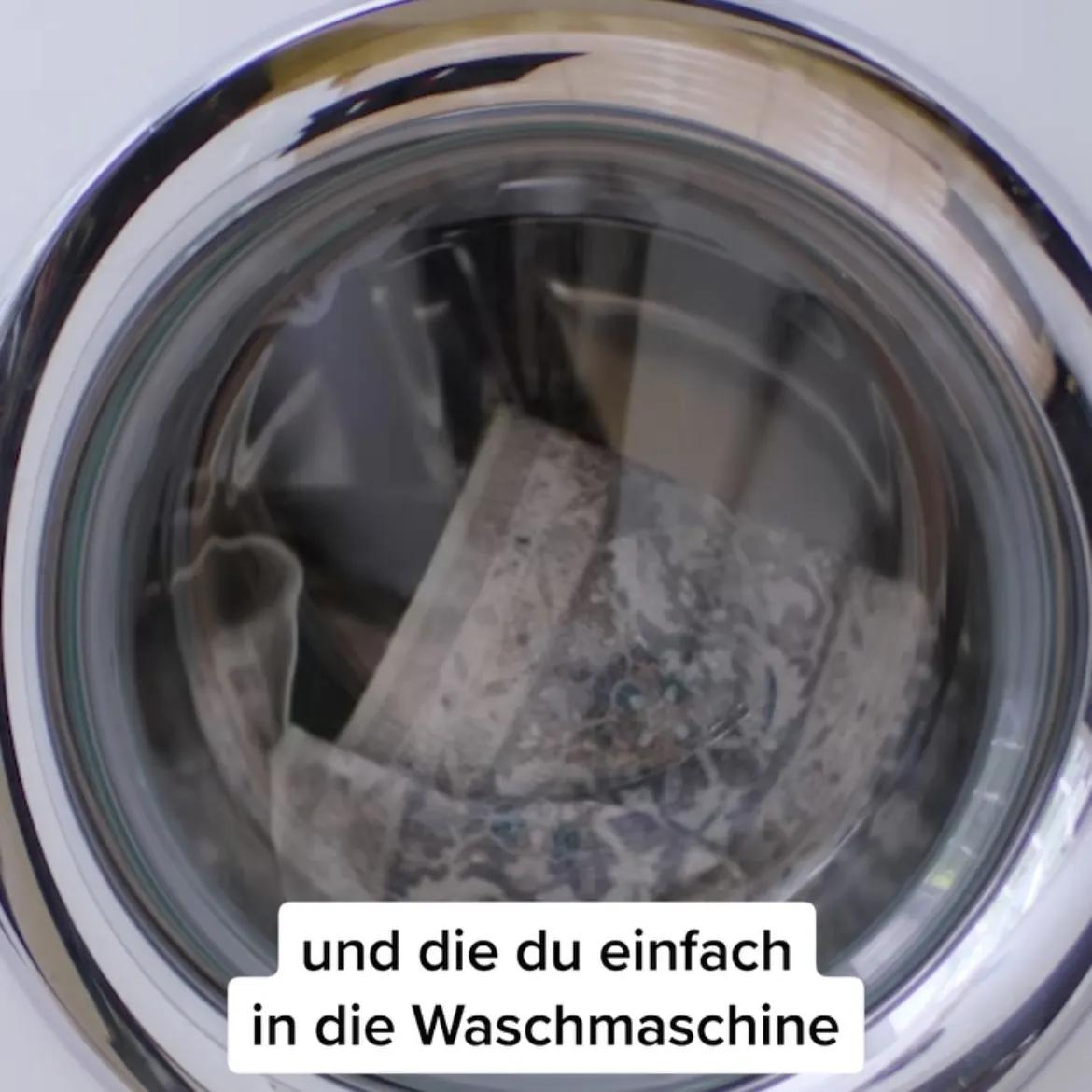 1. von 2 Bildern, Waschtrommel mit Teppich, Text: die du einfach in die Waschmaschine