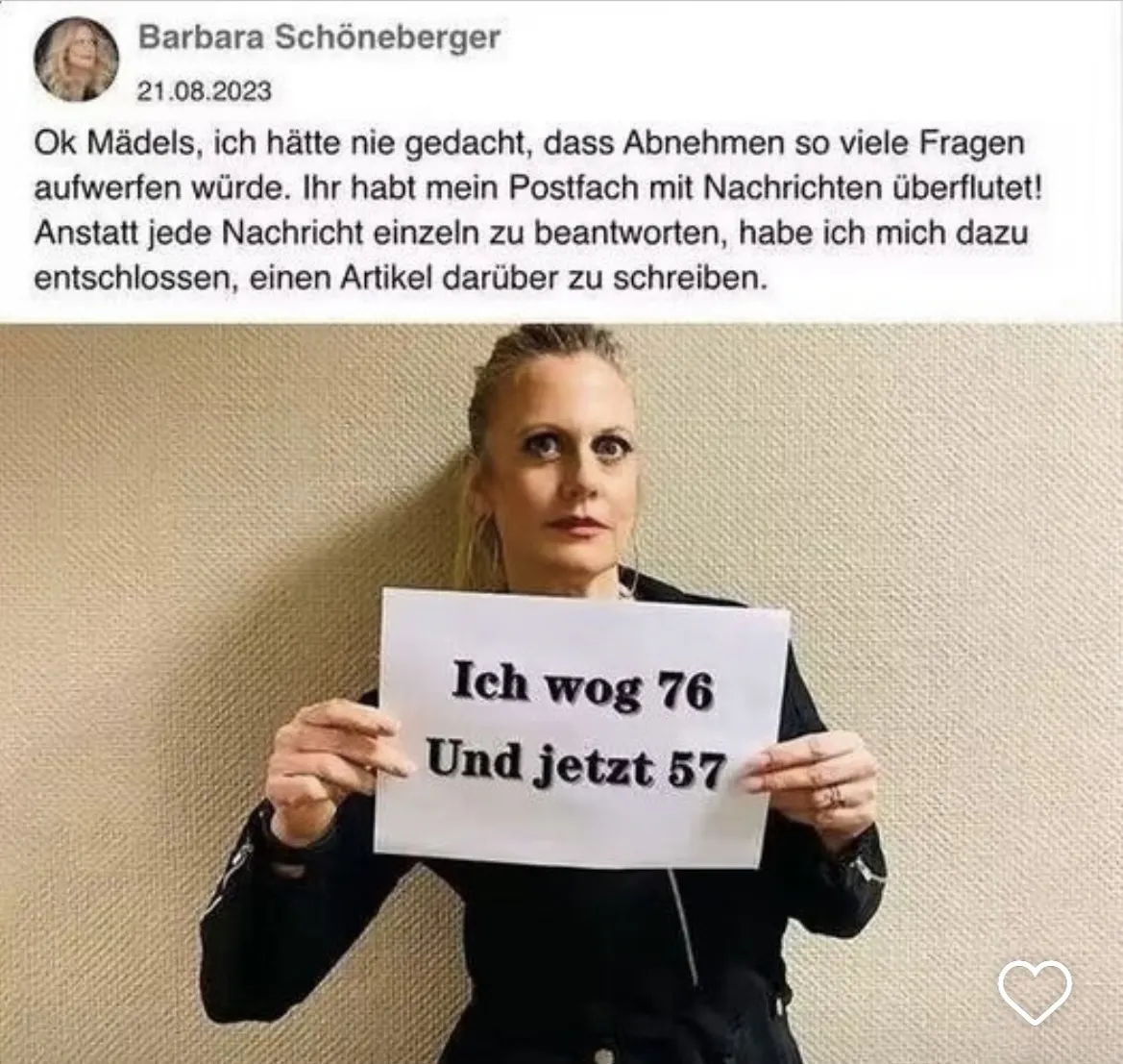 Barbara Schöneberger hält ein Schild hoch, auf dem steht: Ich wog 76. Und jetzt 57.