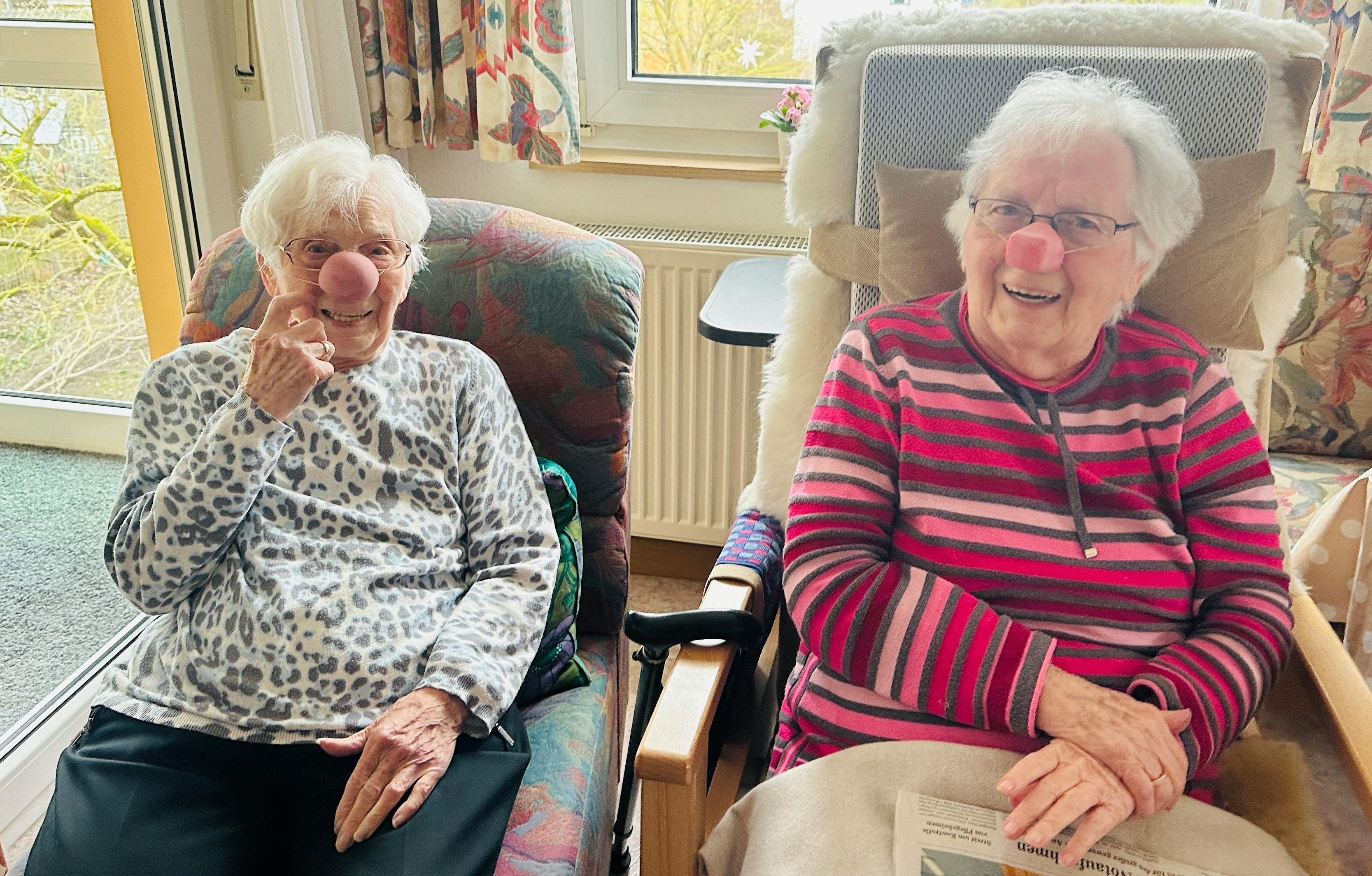 Oma Maria (100 Jahre alt) und Emi (95)