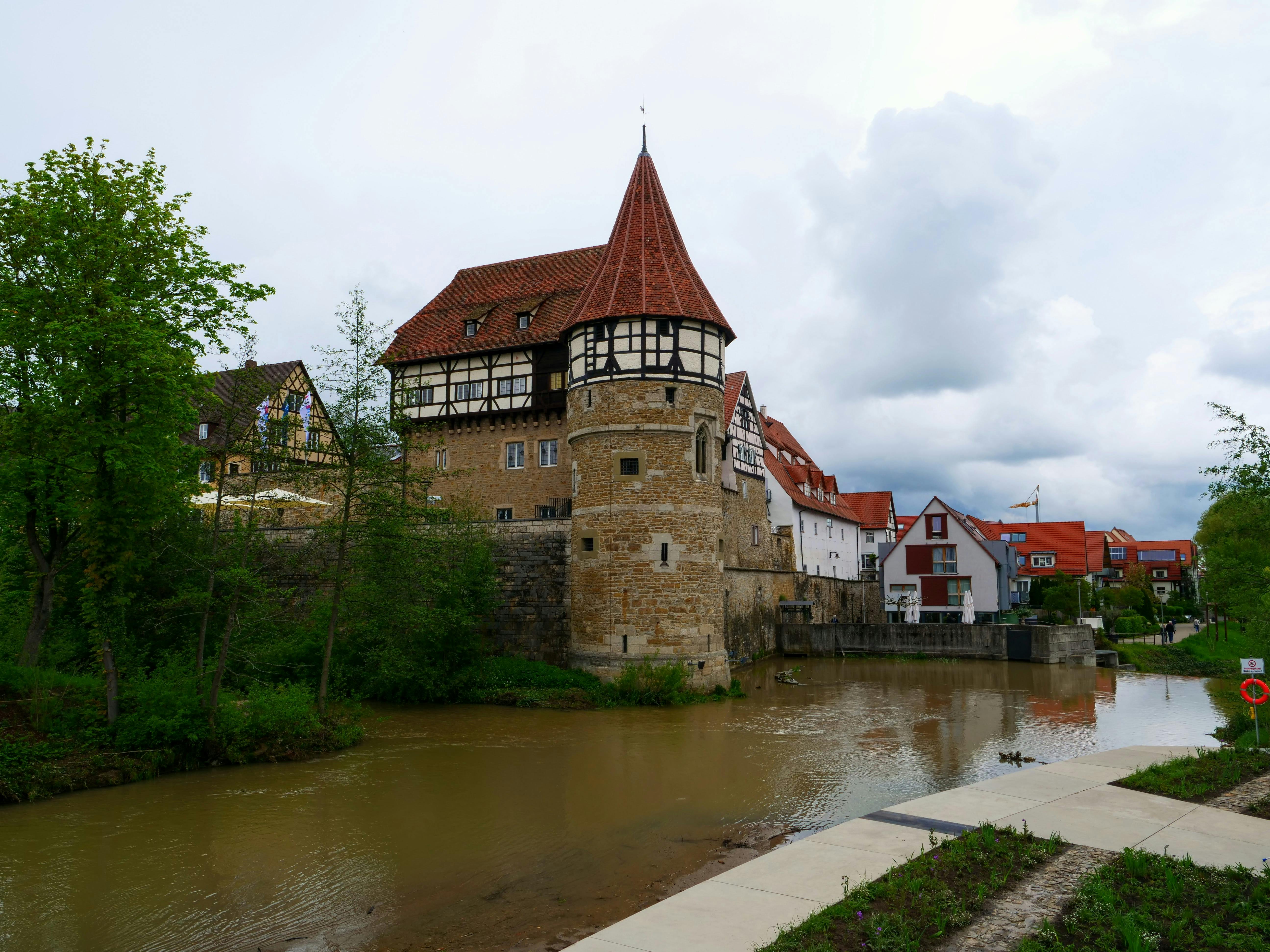 Das Zollernschloss in Balingen, dort, wo die Steinach in die Eyach mündet. Foto: Jürgen Brand