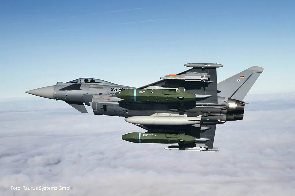 Das deutsche Taurus an einem Jäger90 im Testflug.