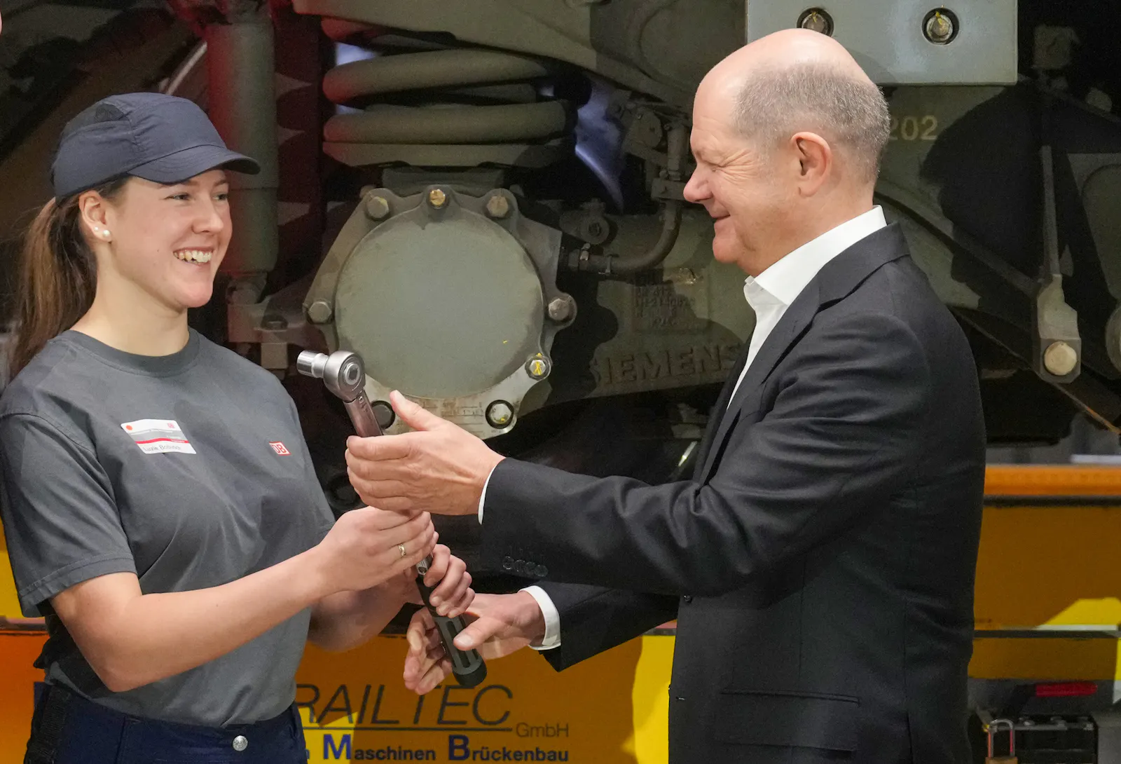 Sozialdemokratische Industriepolitik sorgt nicht mehr automatisch für Freude. Olaf Scholz im Januar 2024 im Cottbuser Bahnwerk. Foto: Deutsche Bahn AG / Oliver Lang