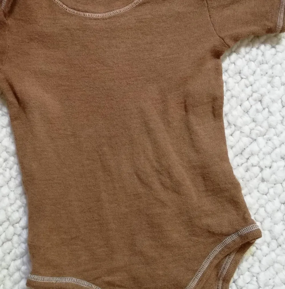 Ein Babybody mit Walnuss gefärbt