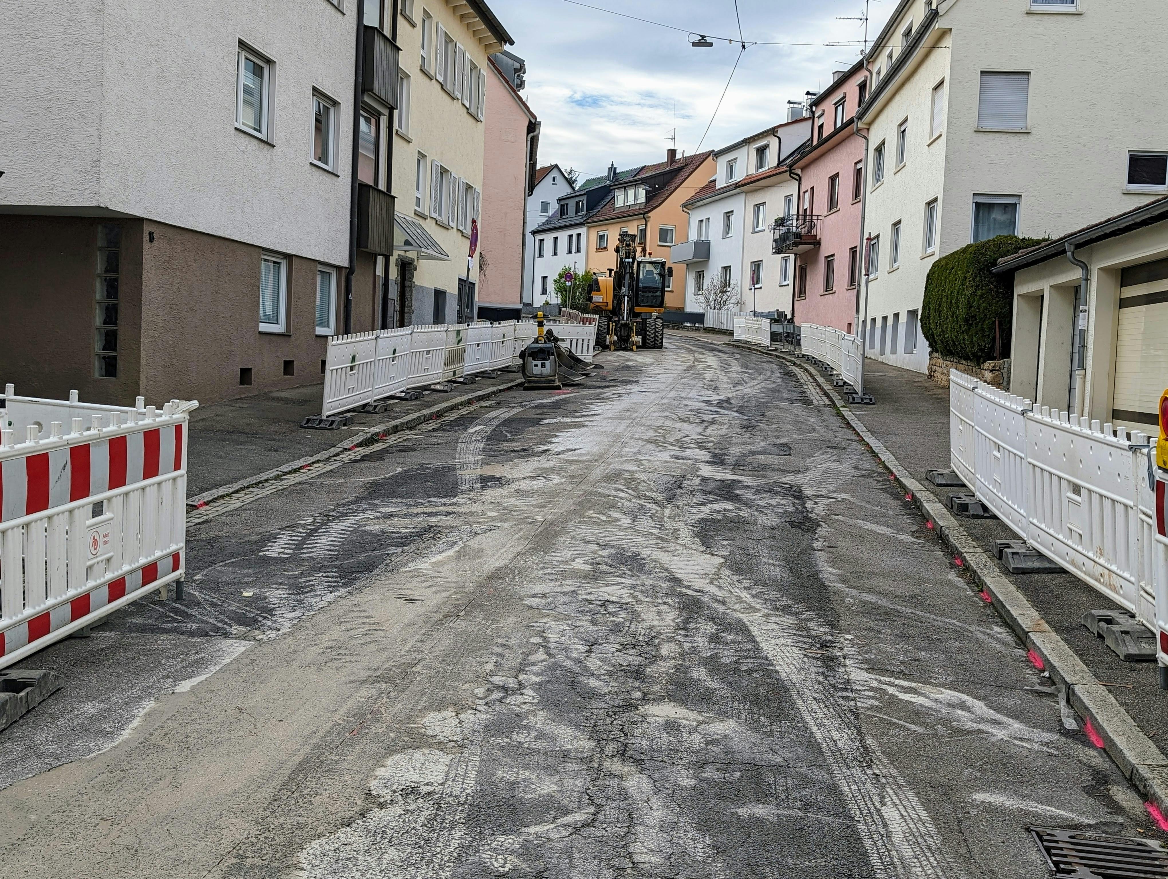 Die Berglenstraße in Gaisburg ist jetzt erst einmal Baustelle. Foto: Jürgen Brand