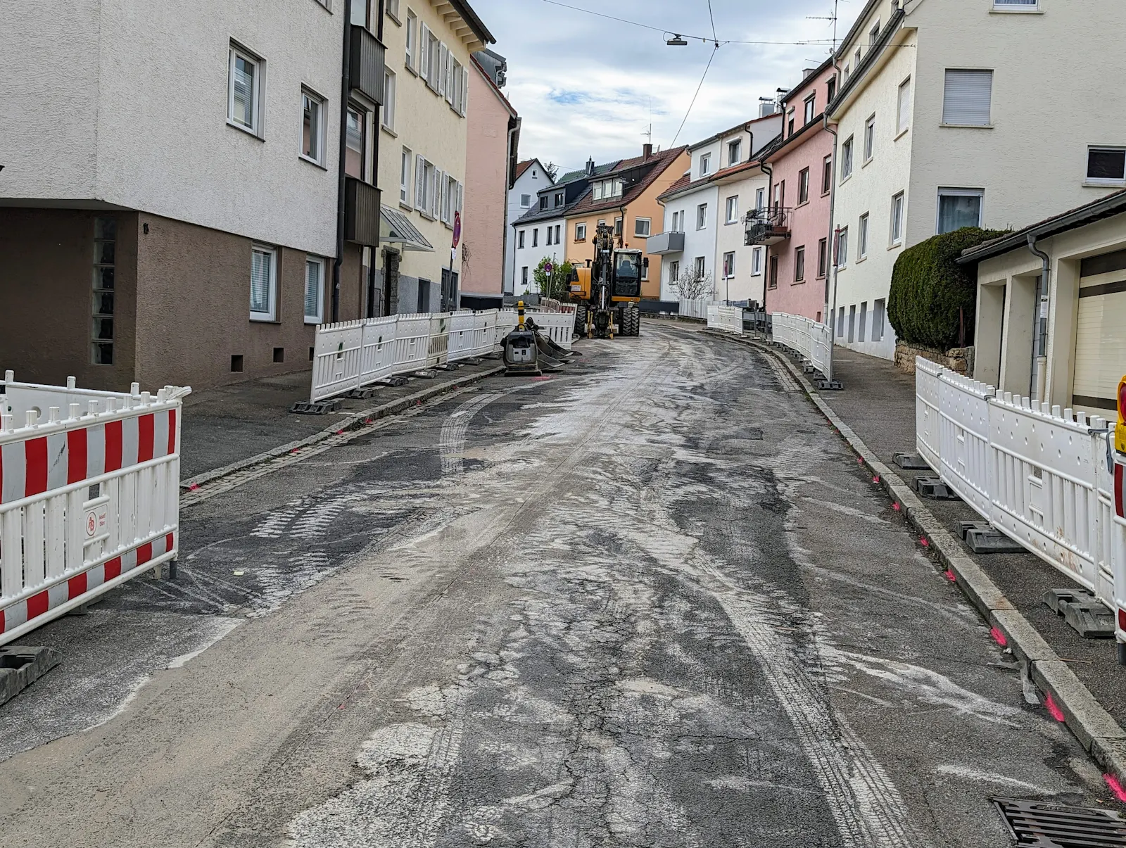 Die Berglenstraße in Gaisburg ist jetzt erst einmal Baustelle. Foto: Jürgen Brand