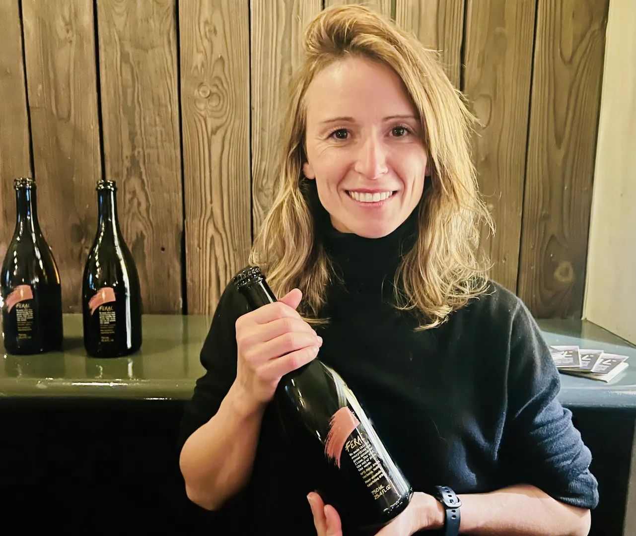Maddalena Zanoni hält eine Flasche in der Hand