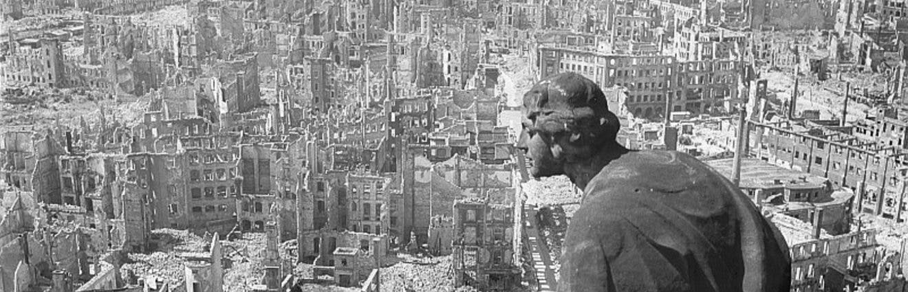Blick vom Dresdner Rathausturm auf die zerstörte Stadt