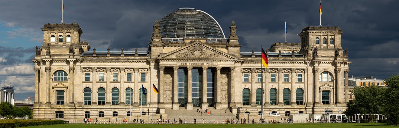 Dunkle Wolken ziehen hinter dem Reichstagsgebäude auf