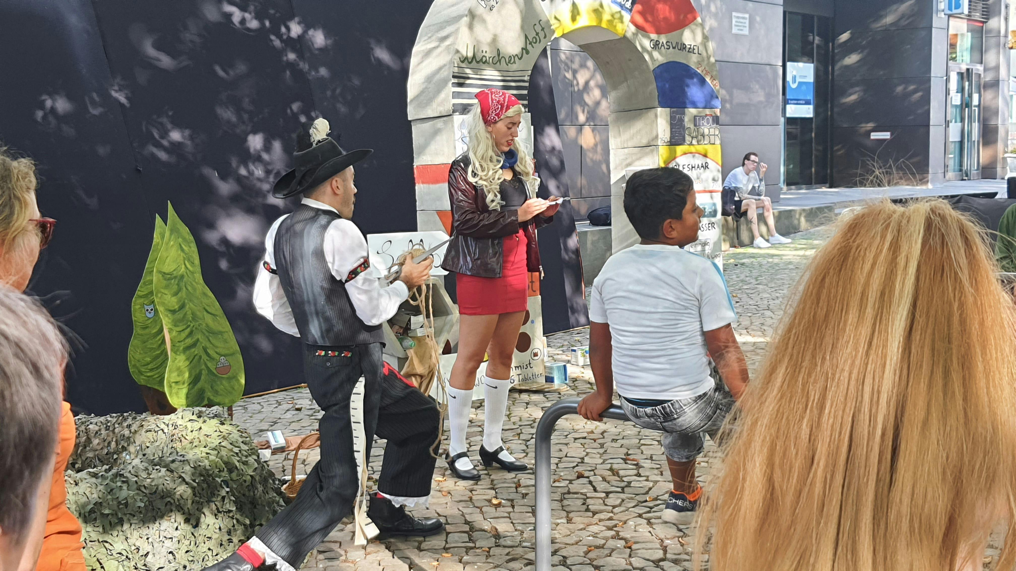 Rotkäppchen und das tapfere Schneiderlein auf dem Weg zur Pharmakönigin
