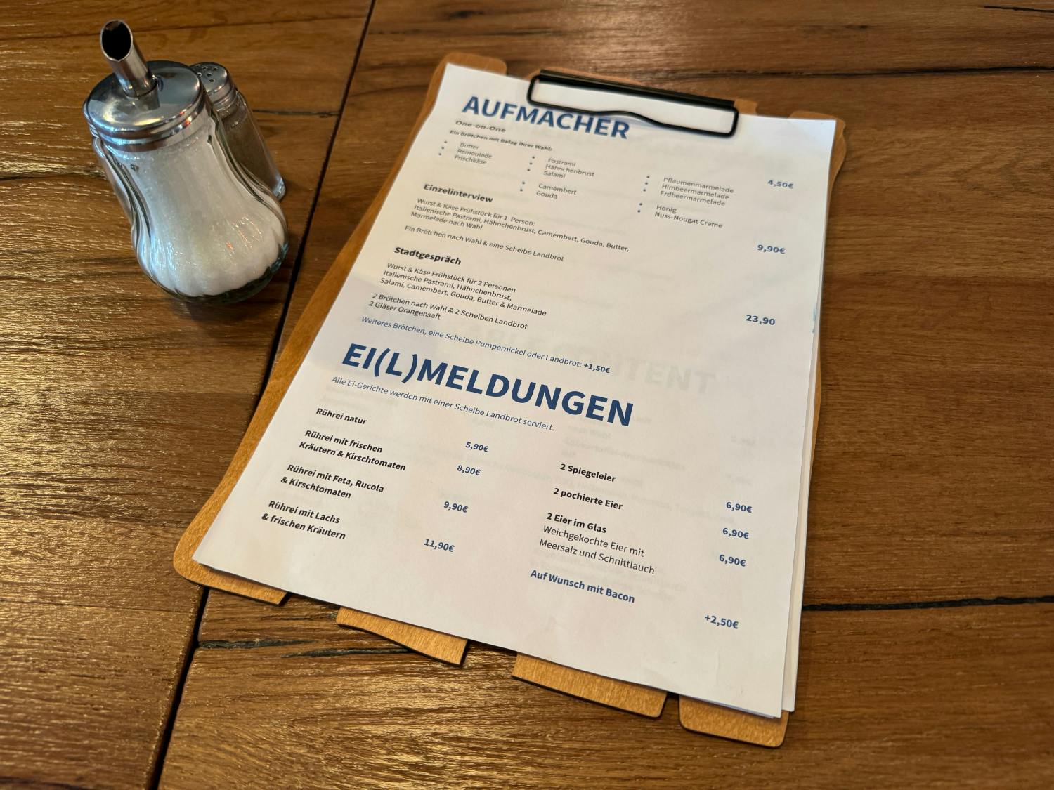 Sie Spotlight-Speisekarte auf einem Tisch