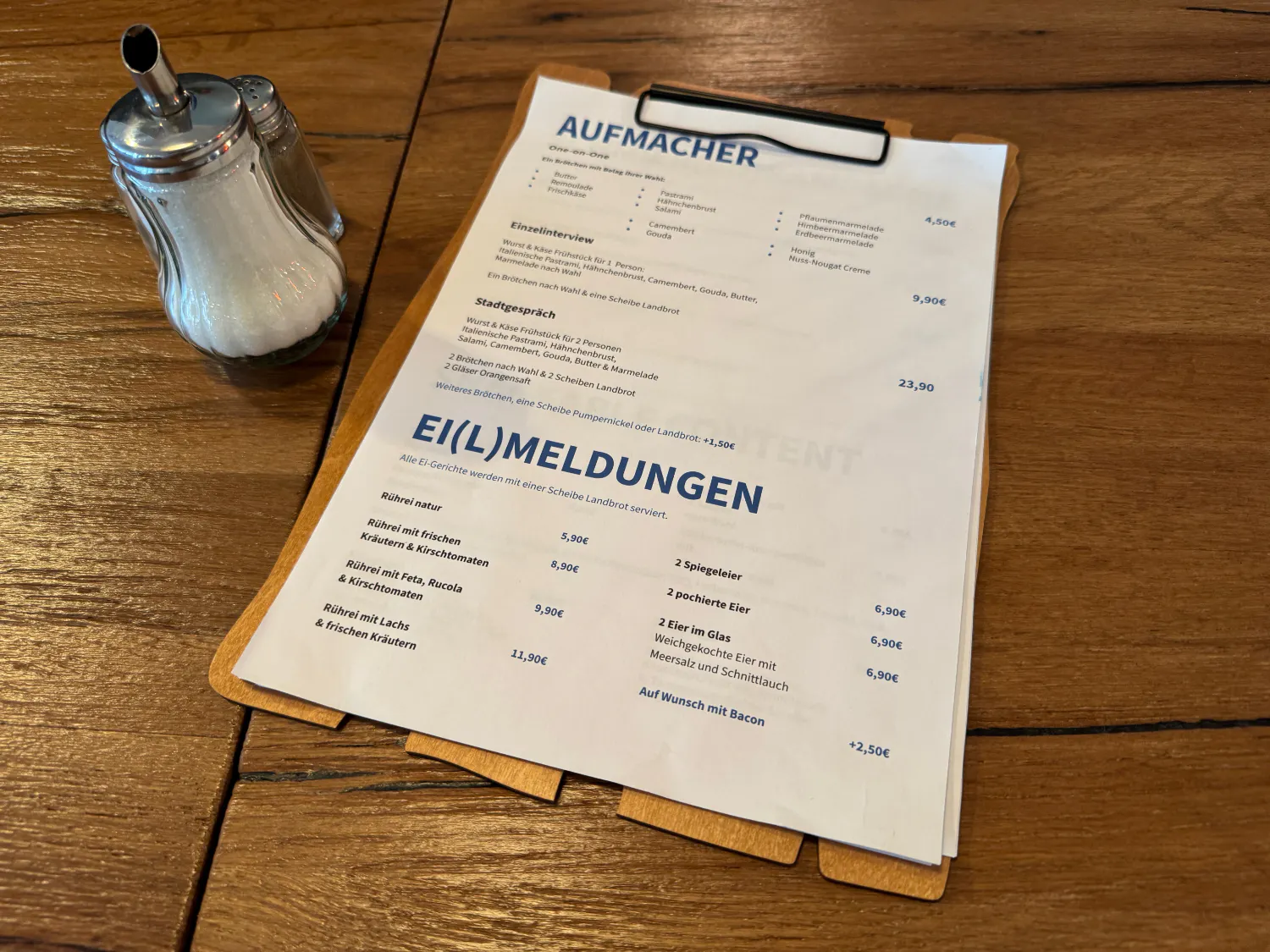 Sie Spotlight-Speisekarte auf einem Tisch