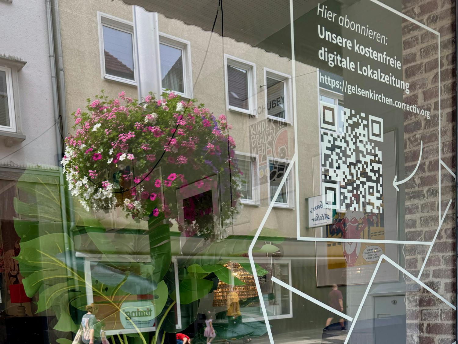 Ein Schaufenster zeigt einen QR-Code für das Abo des Spotlight-Newsletters.