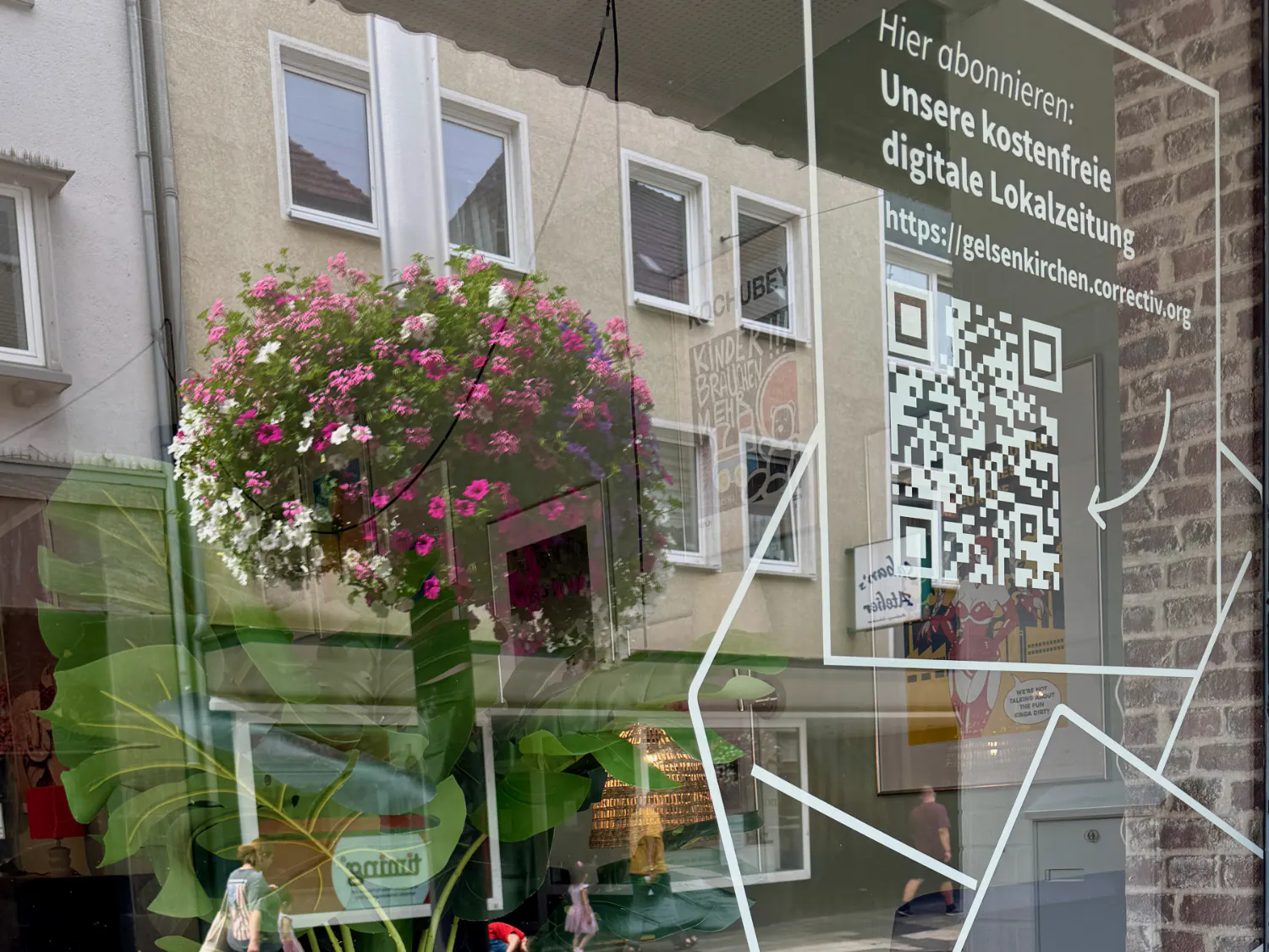 Ein Schaufenster zeigt einen QR-Code für das Abo des Spotlight-Newsletters.