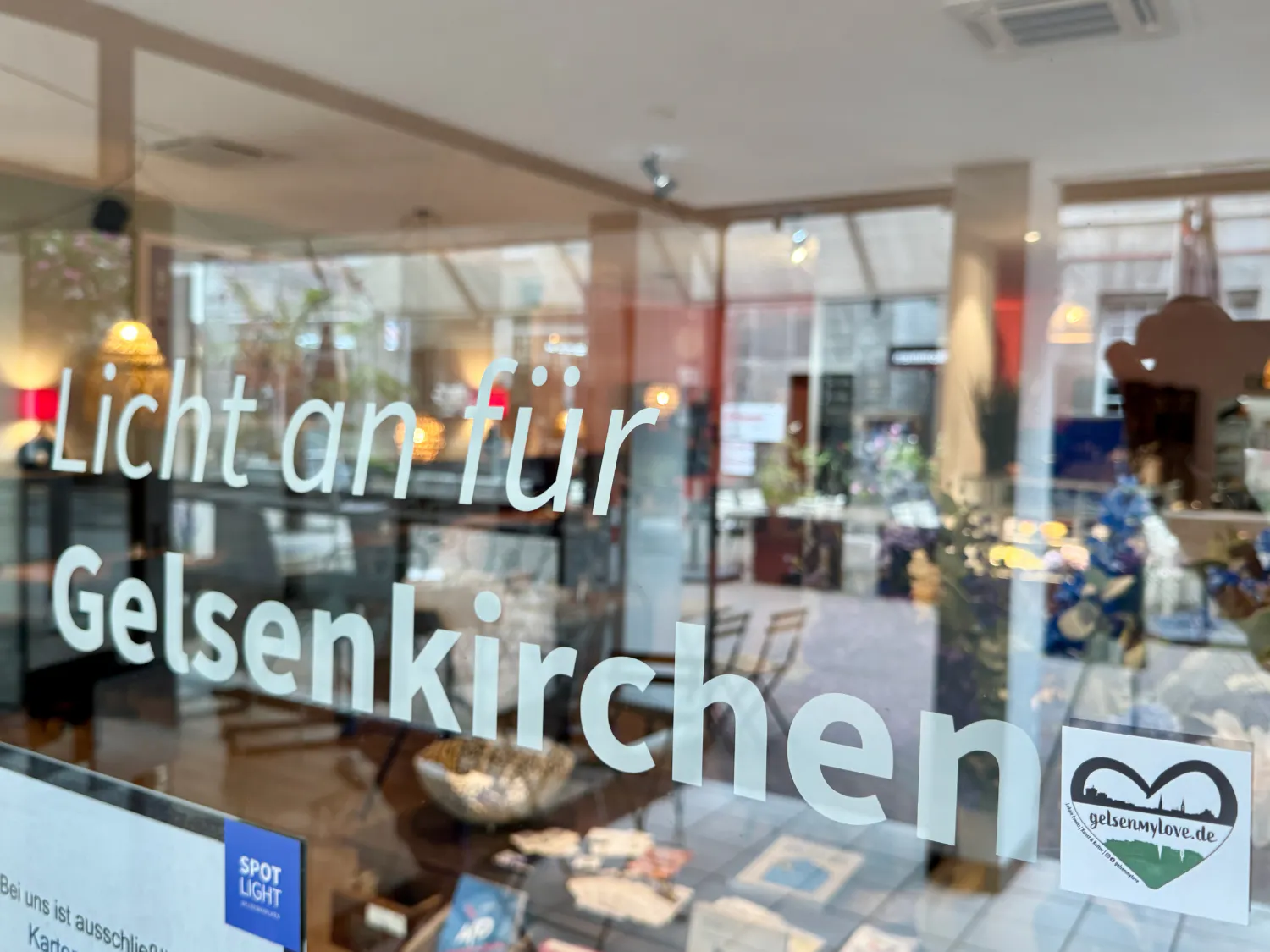 Blick durch das Schaufenster ins Innere des Cafés