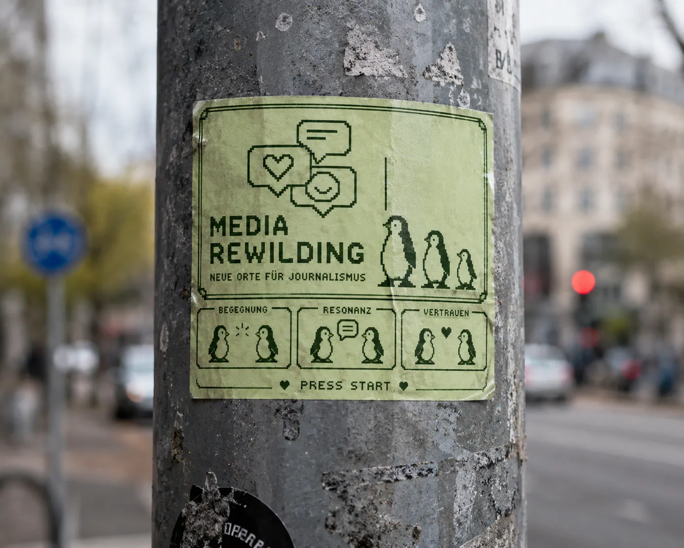 KI-erzeugtes Foto zeigt einen Media-Rewilding-Sticker im Stil eines Gamey-Boy-Games an einem Laternpfahl