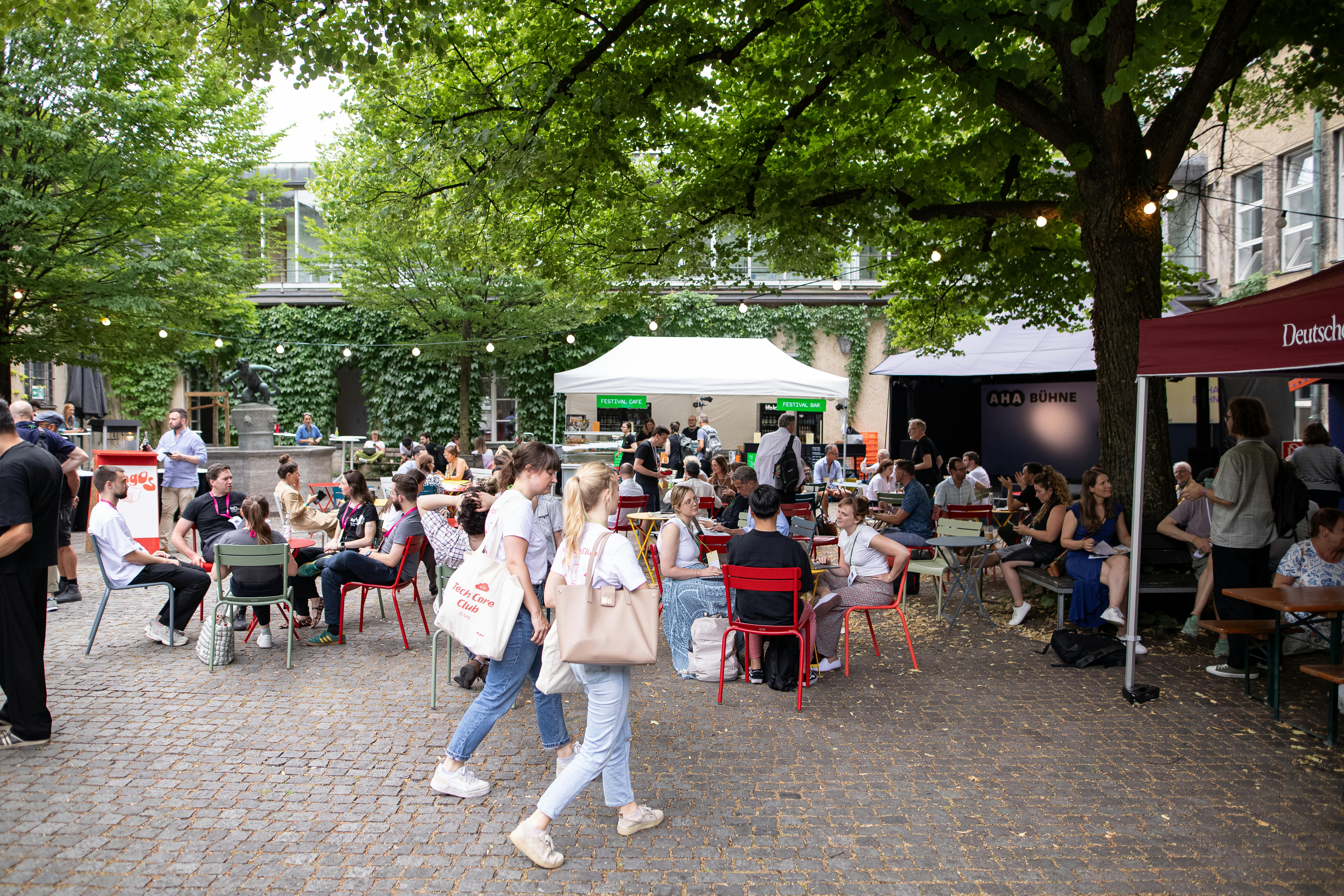 Festival-Besucher im Hof.