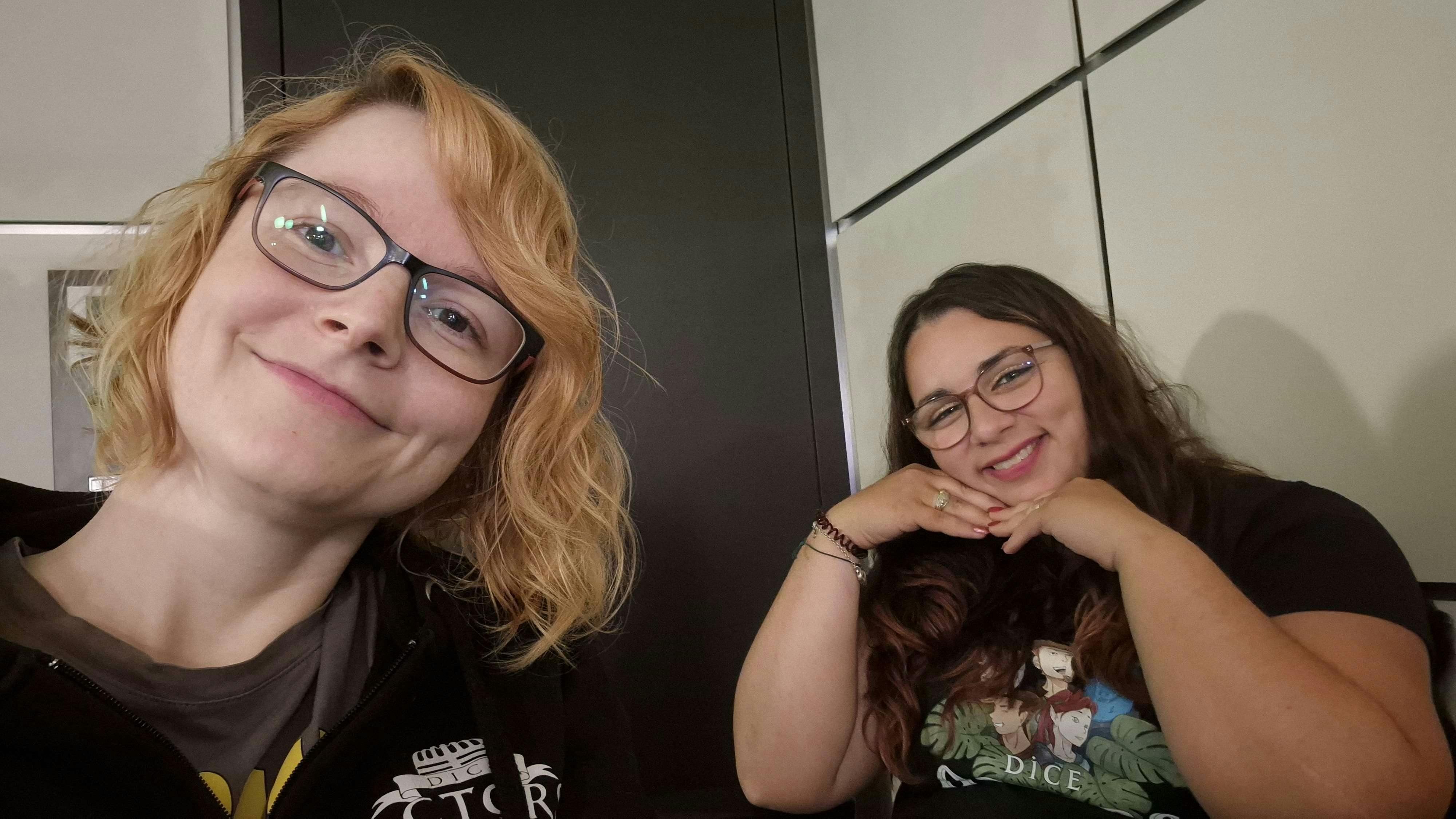 Stephie und Aylin gucken glücklich in die Kamera.