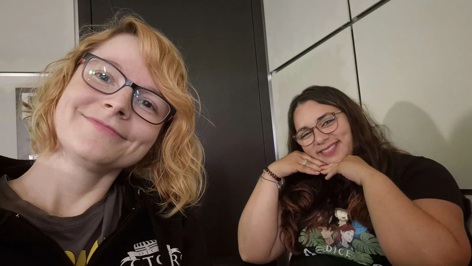Stephie und Aylin gucken glücklich in die Kamera.