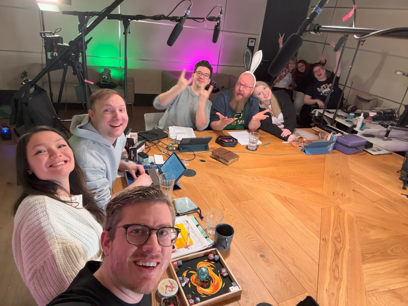 Tim, Rubi, Kelly, Patze, Gerrit, Rieke, Stephie, Aylin und Carina gucken in die Kamera und lächeln.