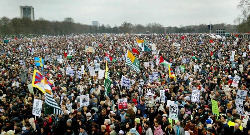 Foto von der riesigen Antikriegsdemo 15/2/2003 in London: Hyde Park voller Leute, ein Meer von Menschen.