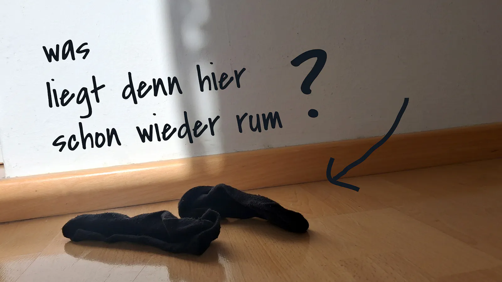 In einer Wohnung liegen gebrauchte Socken auf dem Boden.