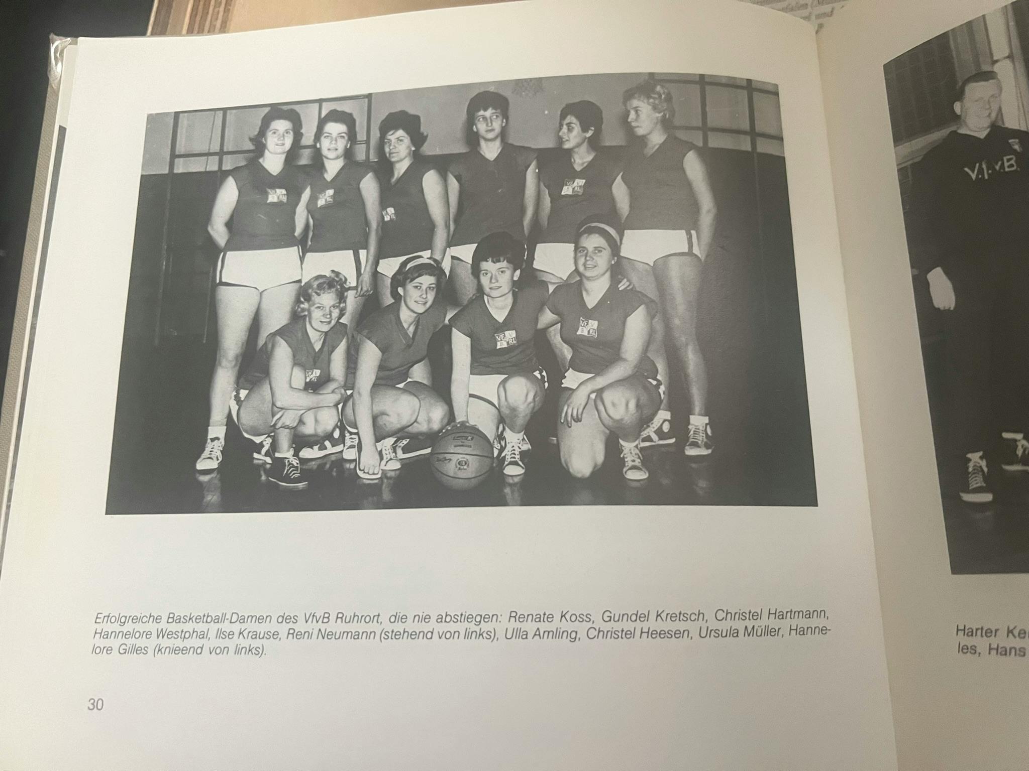 Auf dem Foto ist ein aufgeschlagenes Buch zu erkennen. Auf der Seite befindet sich ein großformatiges Schwarz-Weiß Foto einer Basketball-Damen-Mannschaft aus den 1970er Jahren.