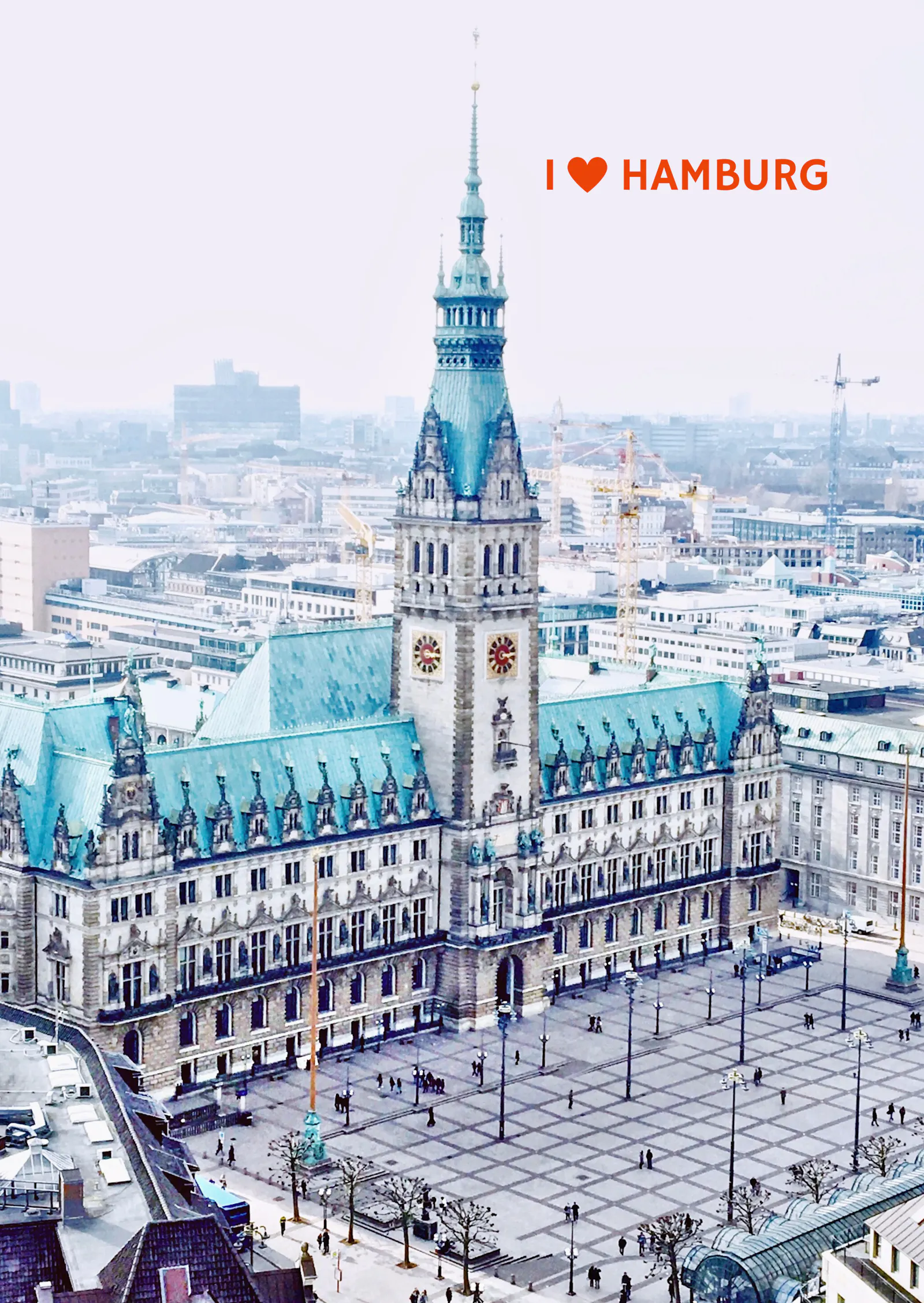 I ❤️Hamburg: Vorschau auf Frau Elbvilles neuste Abo-Postkarte, die den Hamburger Rathausmarkt vom Turm der Petrikirche aus zeigt.