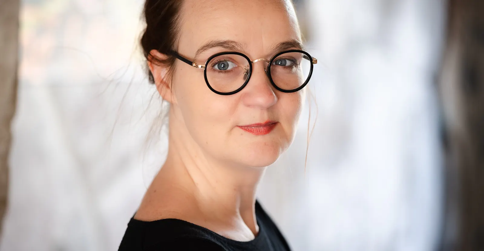 Insa van den Berg, Frau mit roten Haaren und Brille.