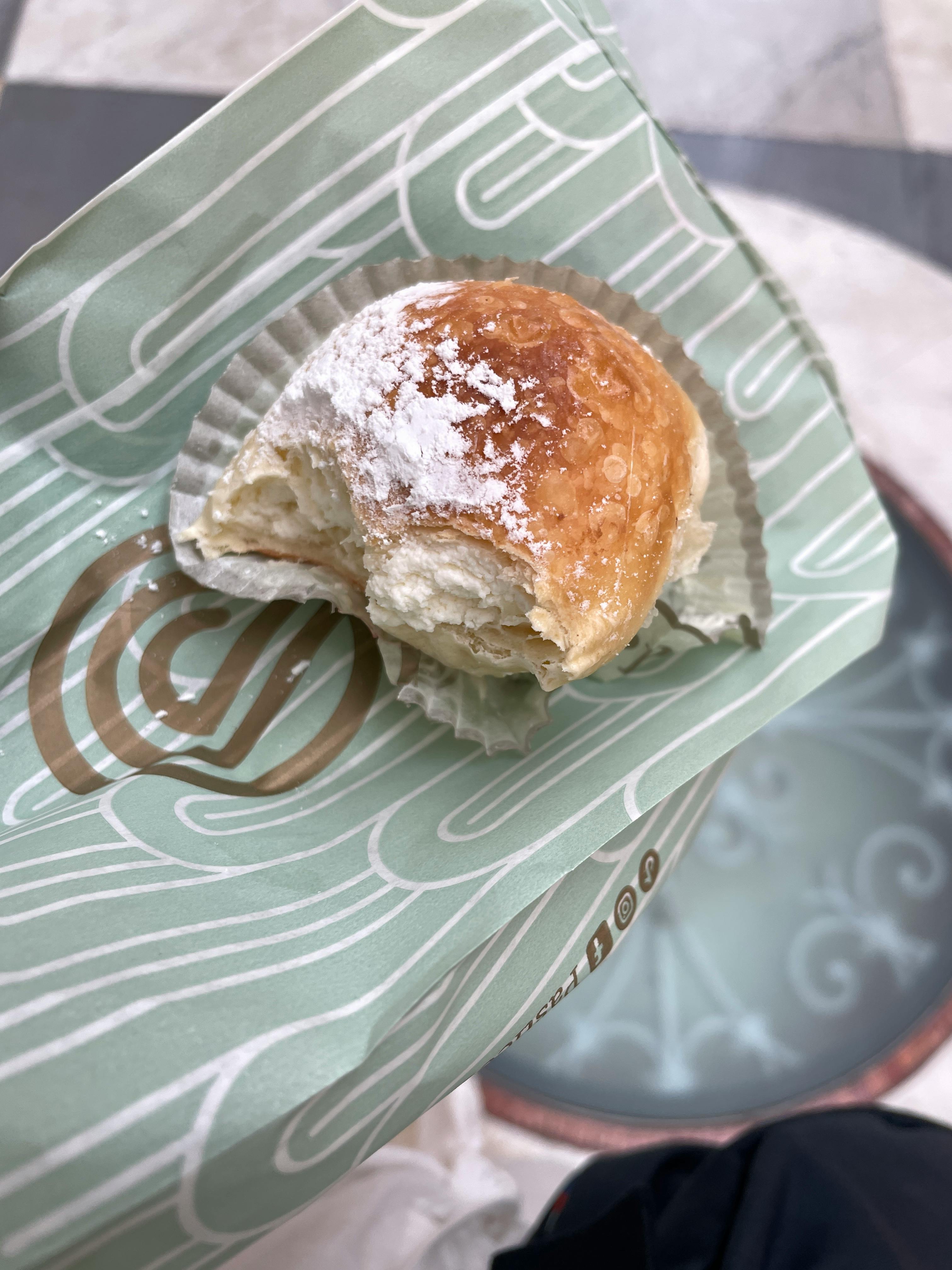 Der fiocco di neve, die neapolitansSchneeflocke aus Neapel der Pasticceria Poppella