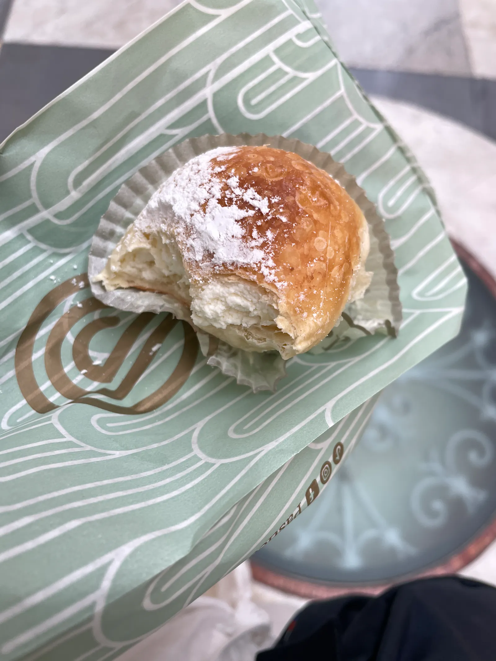 Der fiocco di neve, die neapolitansSchneeflocke aus Neapel der Pasticceria Poppella
