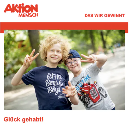 Unterm Aktion-Mensch-Logo die Siegespose zweier Jungs mit Traktor und let-the-boys-be-boys-shirt.
