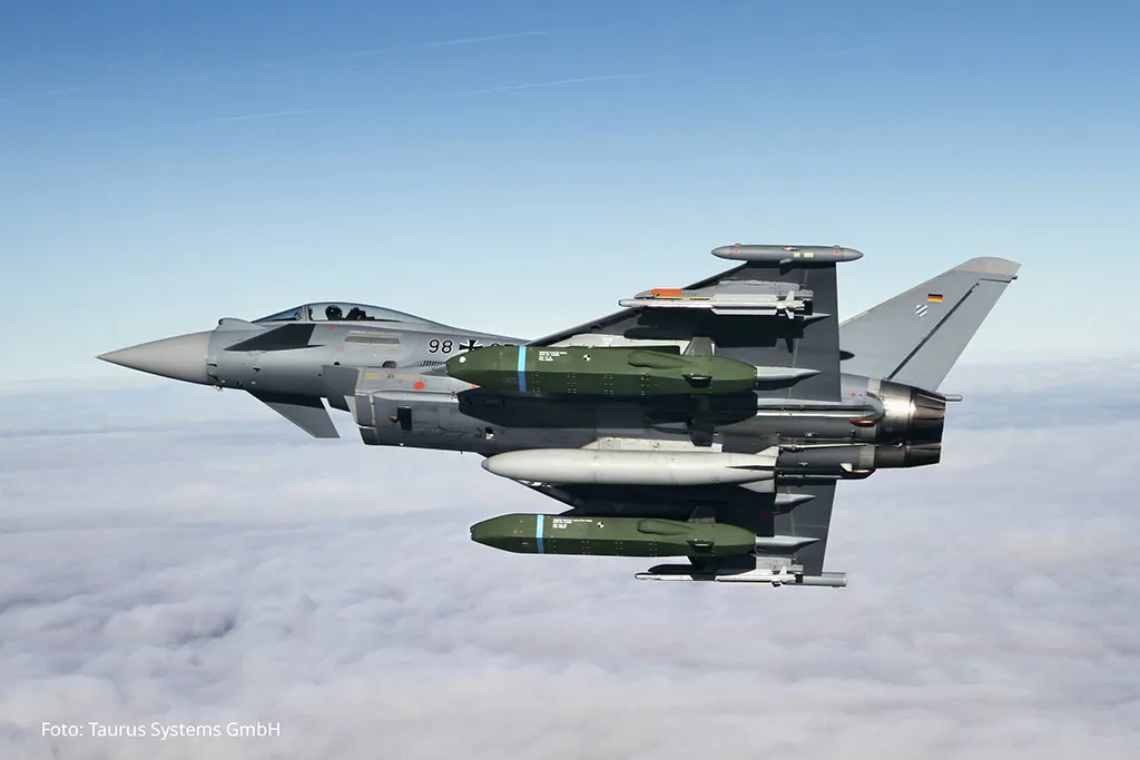 Der Taurus unter einem deutschen Militärflugzeug