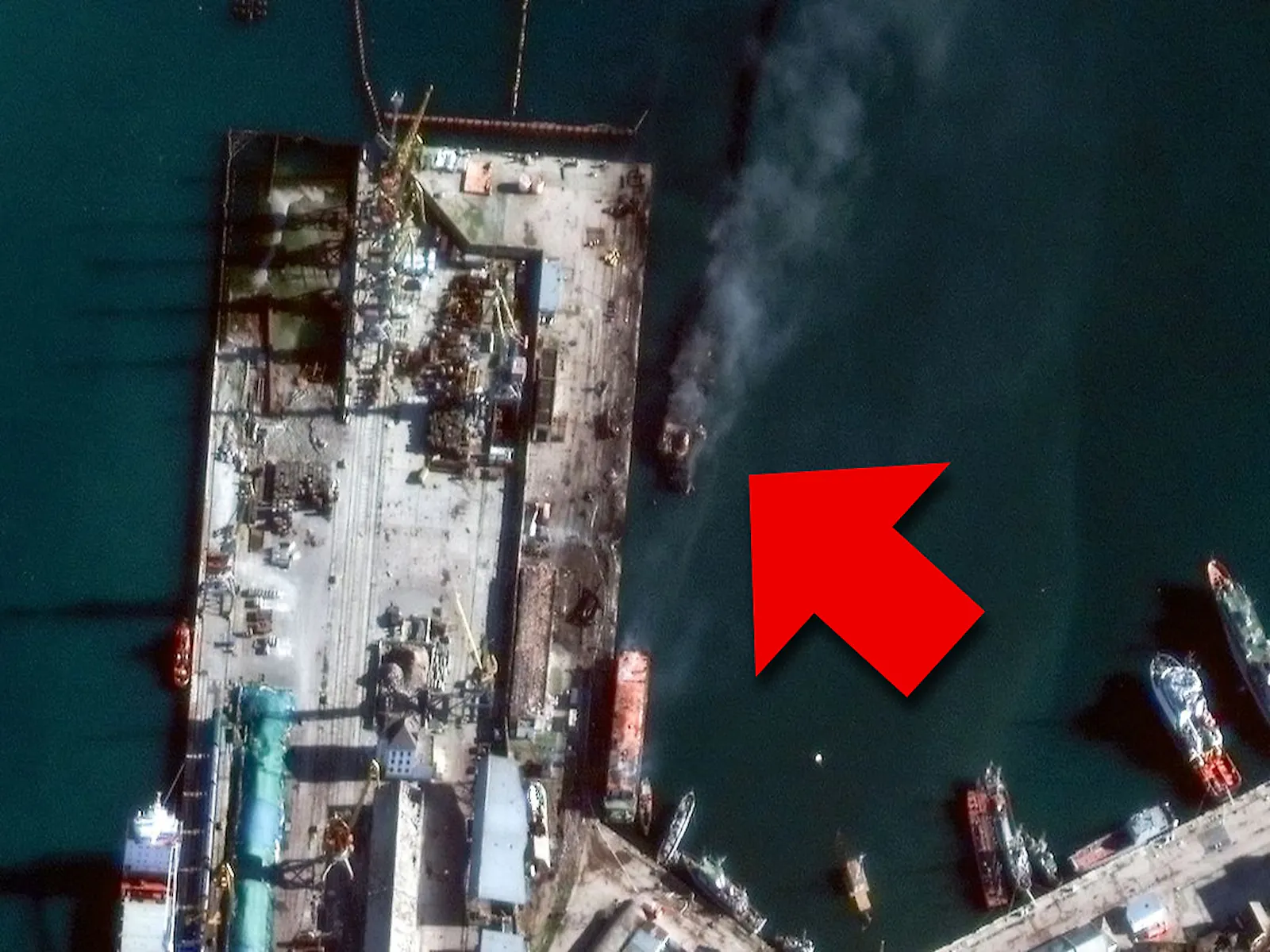 Satelliten-Bild des im Hafen versenkten Schiffs