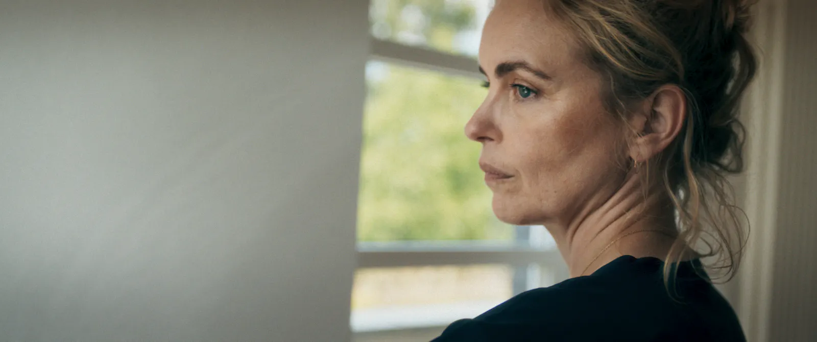 Ja, es wird viel geschaut in ZIKADEN (hier von Nina Hoss' Isabell) // © Judith Kaufmann / Lupa Film