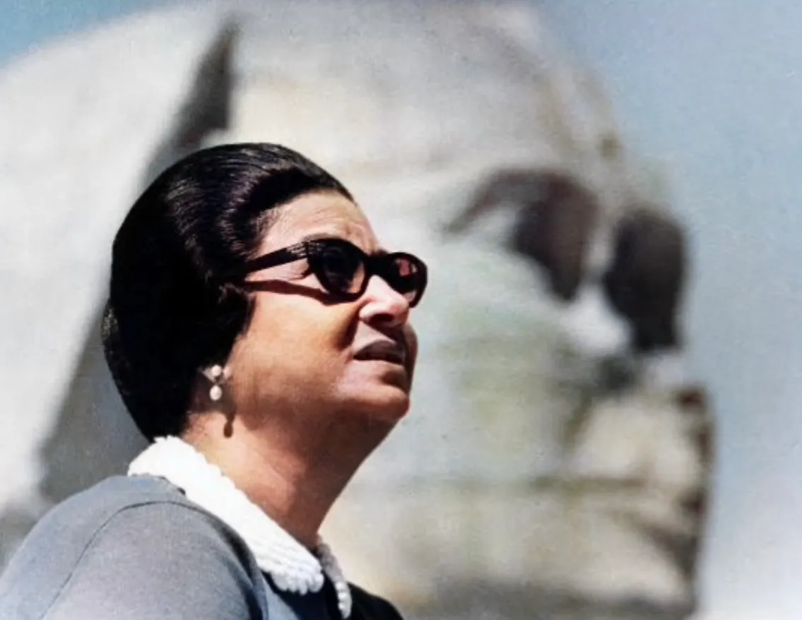 Foto der ägyptischen Sängerin Uum Kulthum for der Sphinx 1969