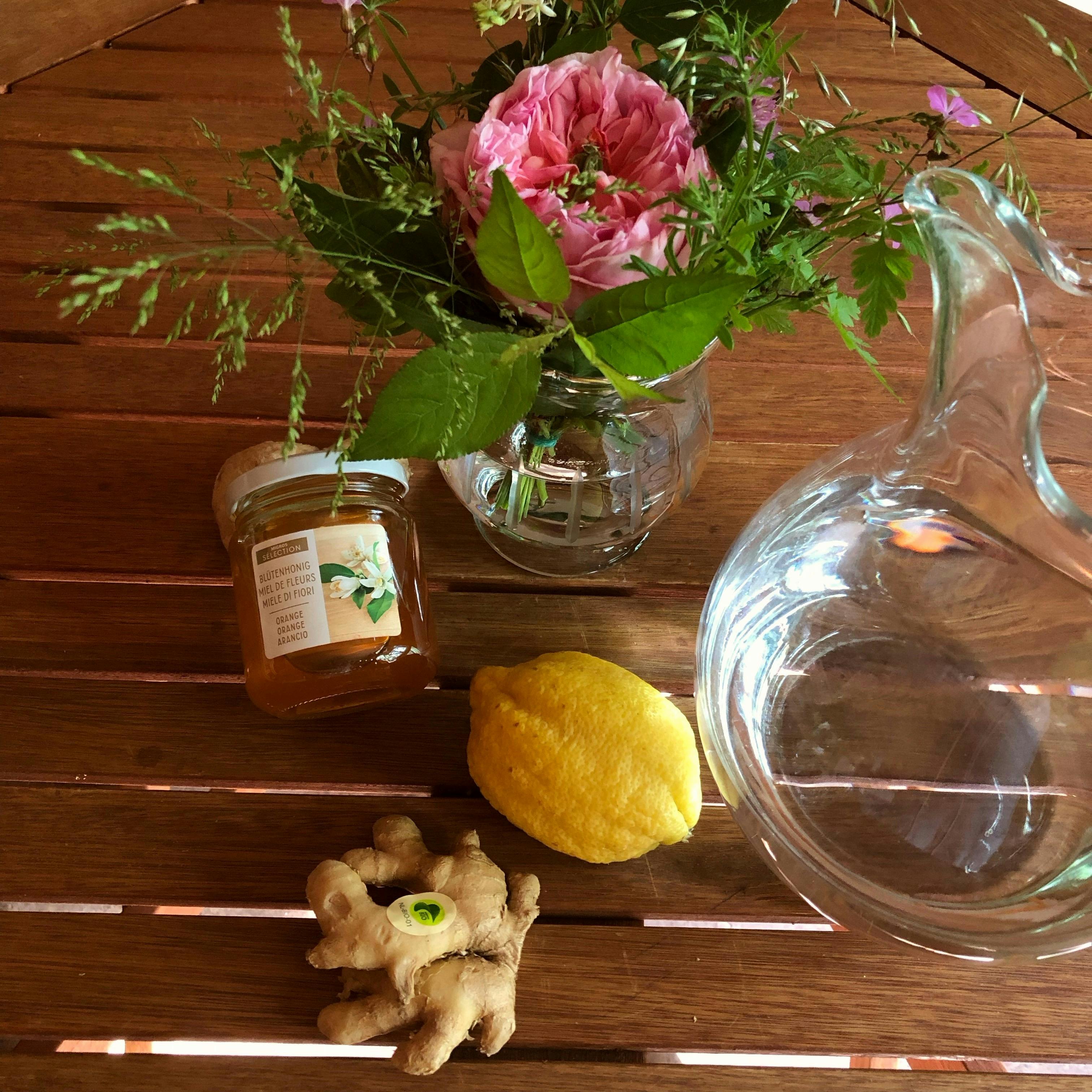 unbehandelter bio Honig, bio Ingwer, bio Zitrone, Ingwer-Zitronen-Honig Drink